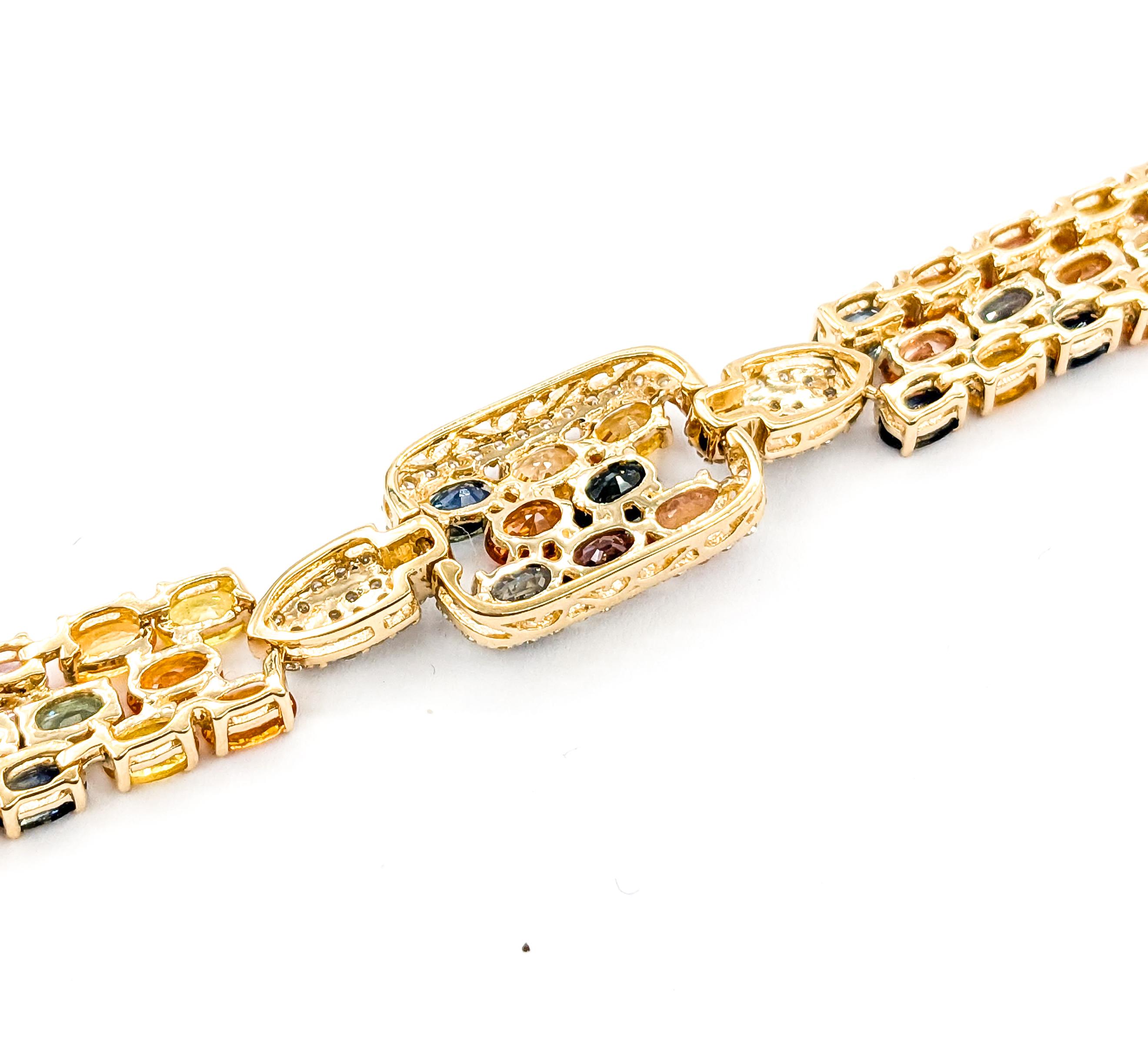 Armband aus Gelbgold mit 21 Karat mehrfarbigem Saphir und Diamanten

Wir präsentieren dieses atemberaubende Saphir-Armband aus 14-karätigem Gelbgold. Dieses exquisite Armband besteht aus 1,44 Pfund Diamanten mit einer Reinheit von I und einem nahezu