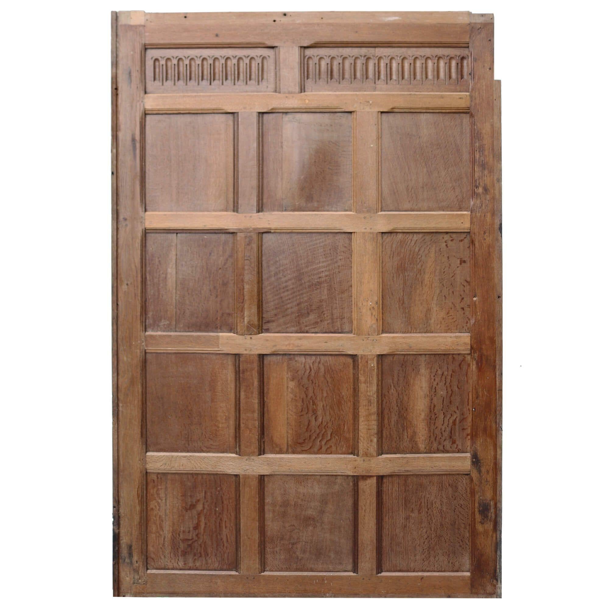 Run of Full Height English Jacobean Style Oak Wall Paneling In Fair Condition For Sale In Wormelow, Herefordshire