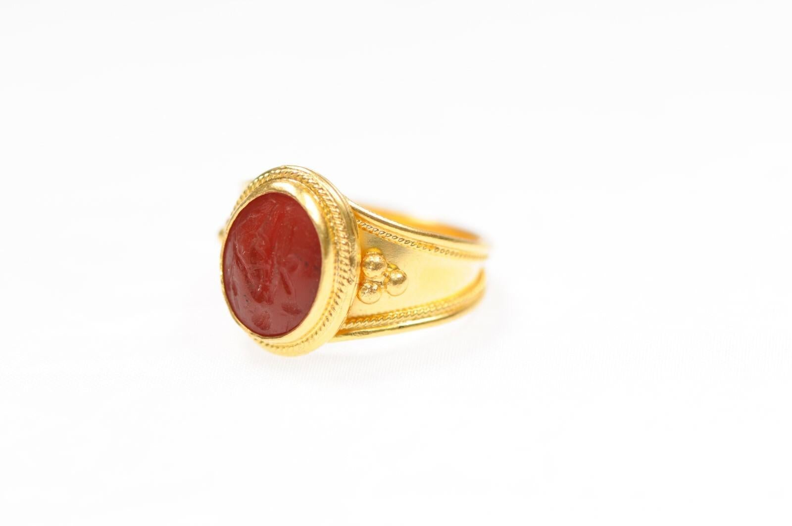 Bague en or 21 carats avec intaille Cornelian en vente 4