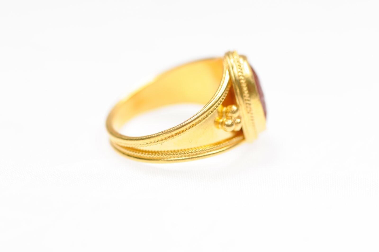 Bague en or 21 carats avec intaille Cornelian en vente 1