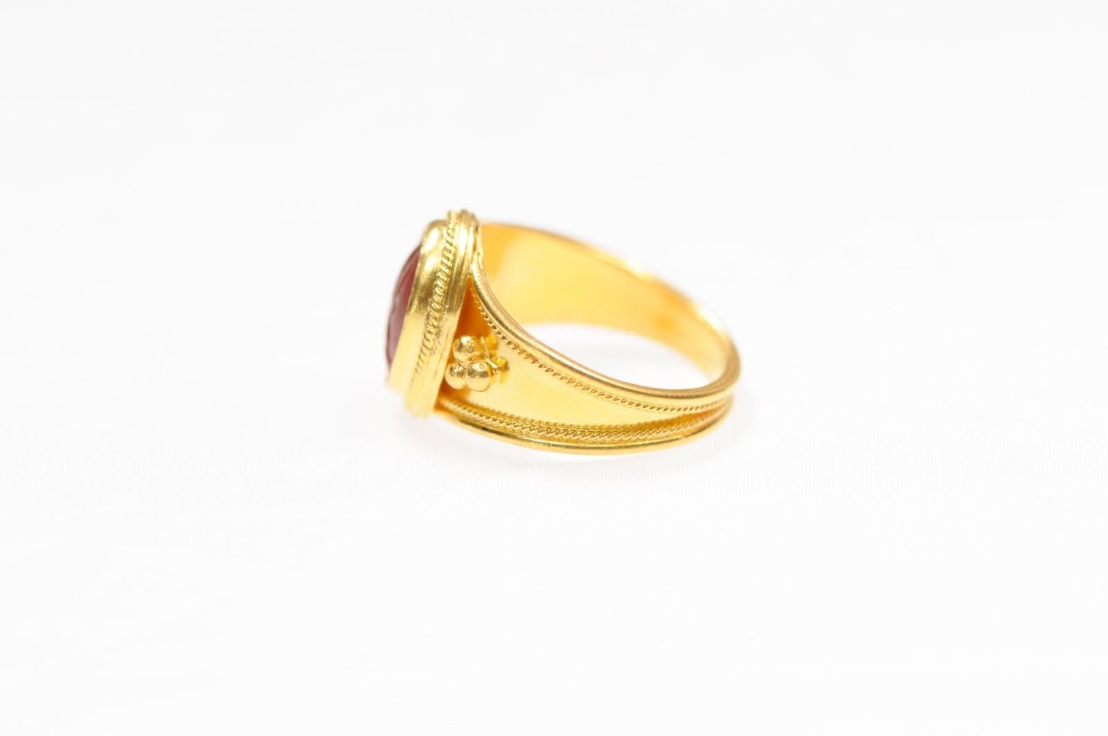 Bague en or 21 carats avec intaille Cornelian en vente 3