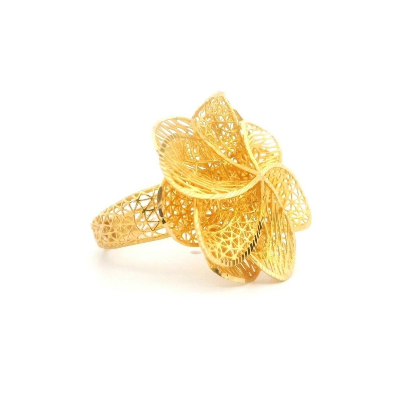Zustand:  Ausgezeichneter Condit, Professionell gereinigt und poliert
Metall: 21k Gold (markiert und professionell getestet)
Gewicht: 3,4 g
Maße des Gesichts:  21mm x 21mm
Breite des Bandes: 3,5 mm
Größe: 6
Markierungen: 