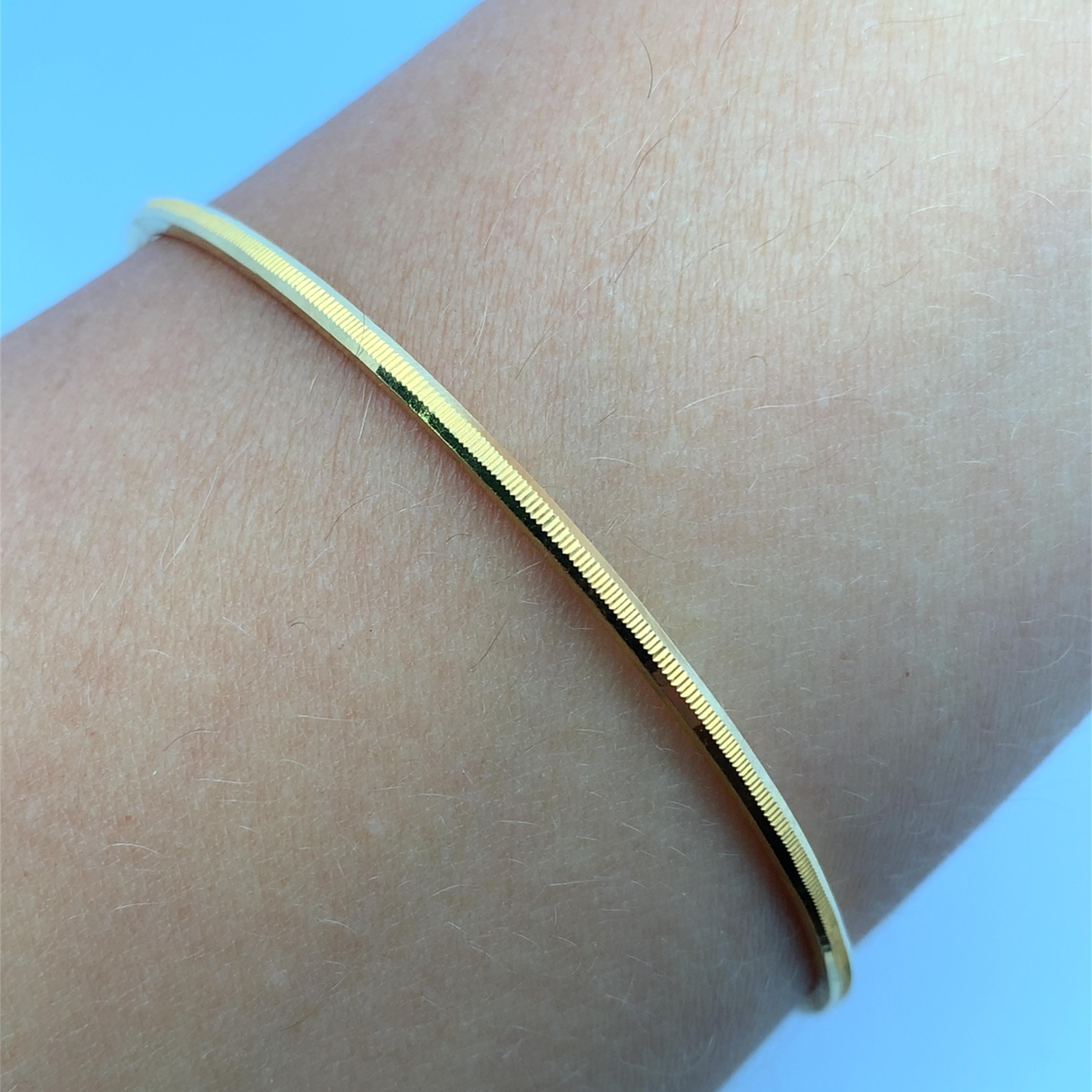 Élevez votre style avec ce bracelet radieux en or jaune 21k. Sa finition élégante et polie capte la lumière, créant un éclat envoûtant. Parfaite pour ajouter une touche de sophistication à n'importe quel ensemble, cette pièce intemporelle est un