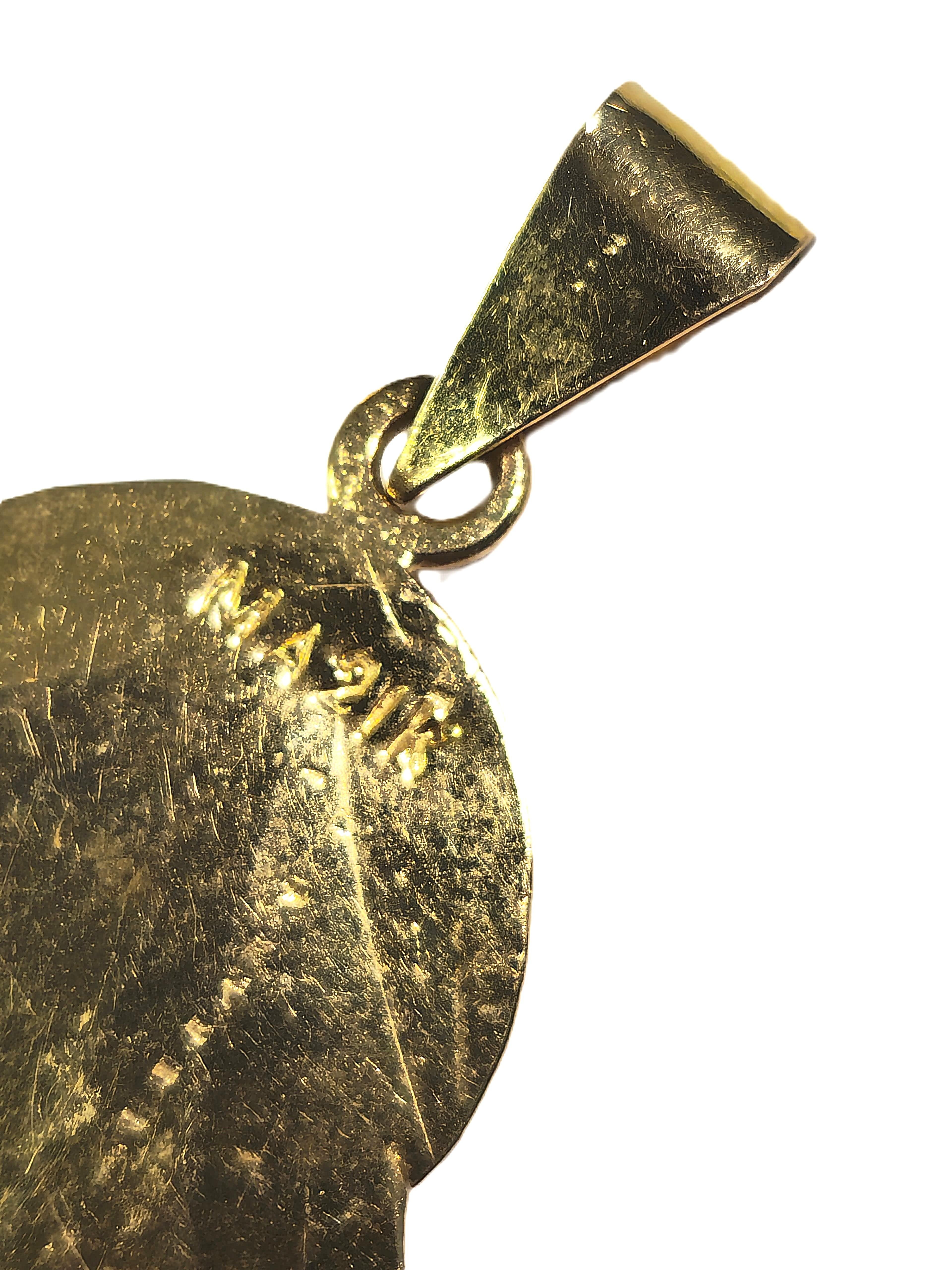 Ce pendentif exquis est réalisé en or jaune 21k et présente un magnifique motif de feuilles. D'un poids de 2,53 grammes, il respire l'élégance et la sophistication. Le motif complexe capture la beauté naturelle des feuilles, ce qui en fait une pièce