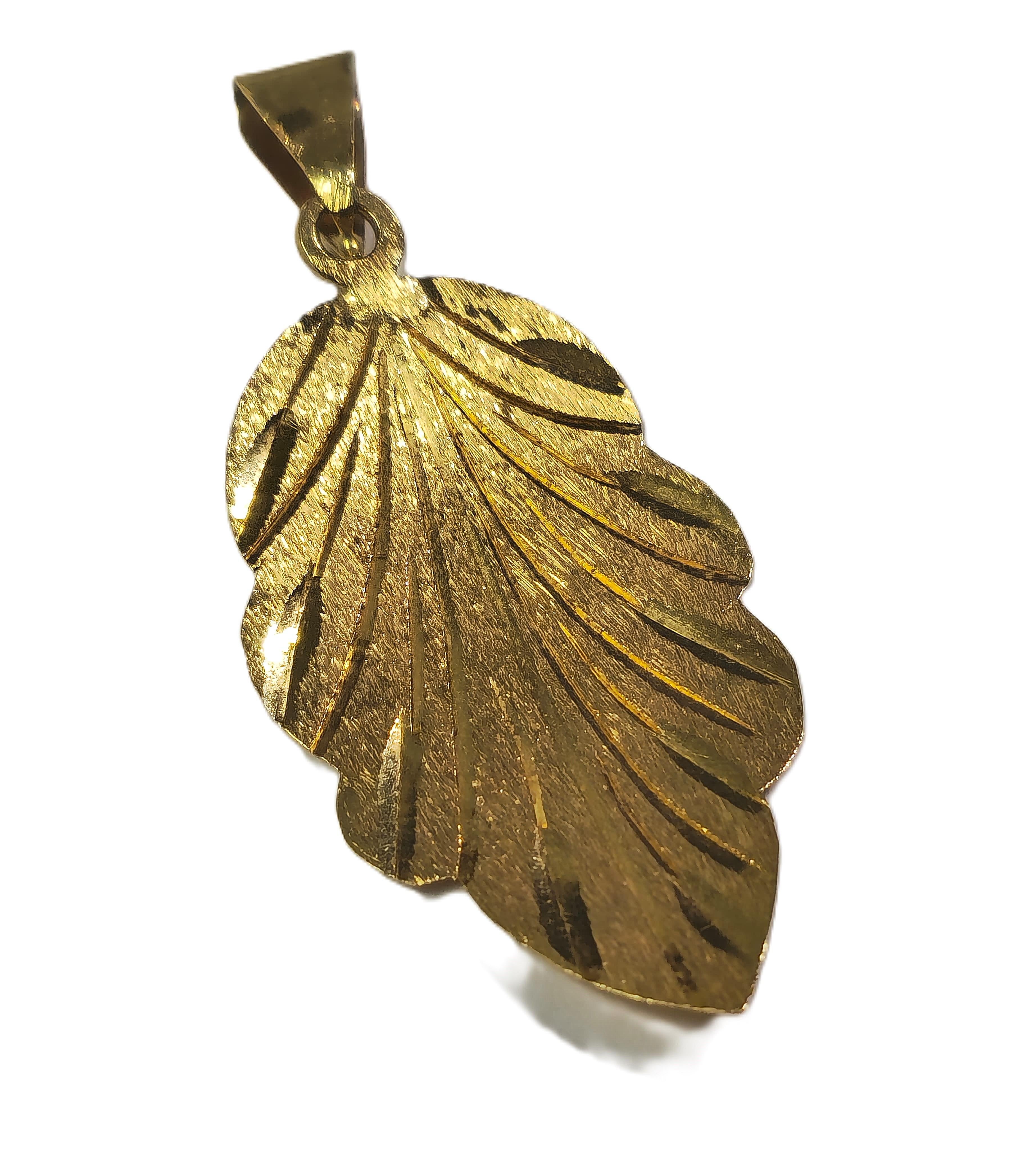 Pendentif en or jaune 21k avec motif de feuille Excellent état - En vente à Miami, FL