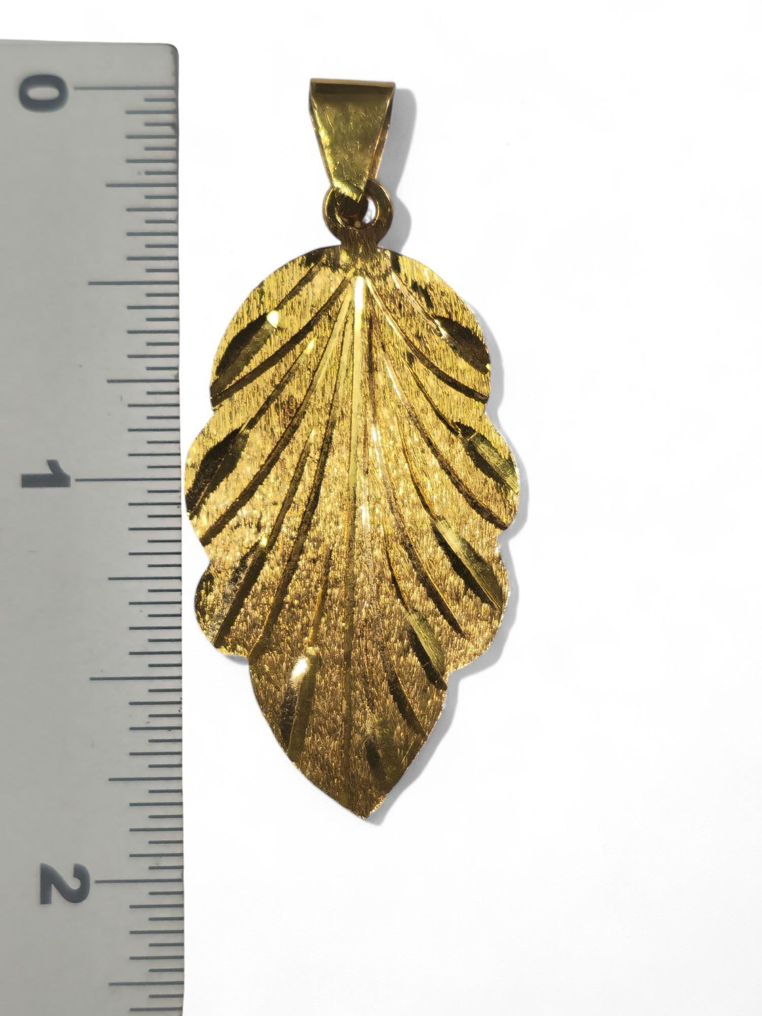 Pendentif en or jaune 21k avec motif de feuille Unisexe en vente