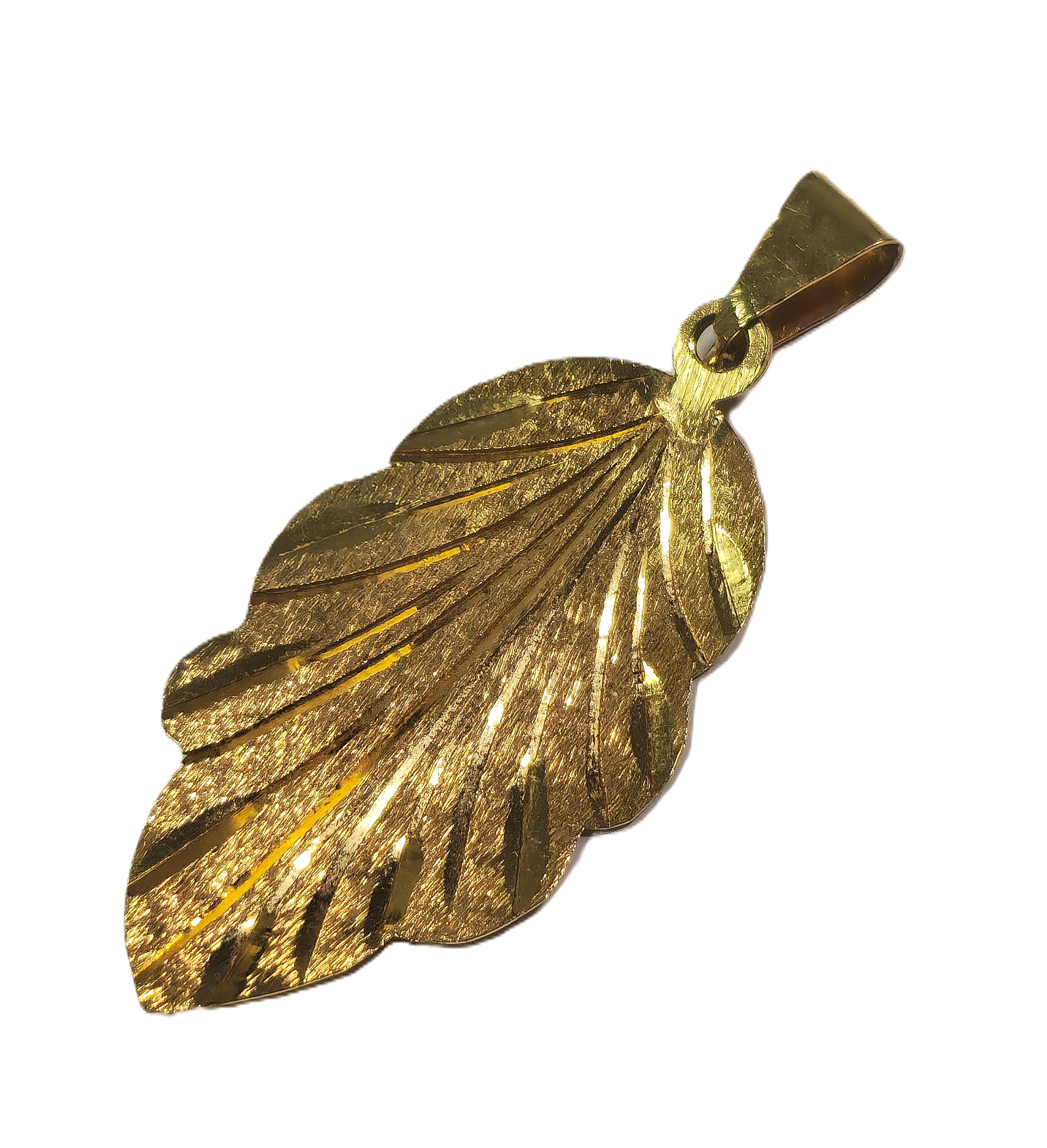 Pendentif en or jaune 21k avec motif de feuille en vente 1