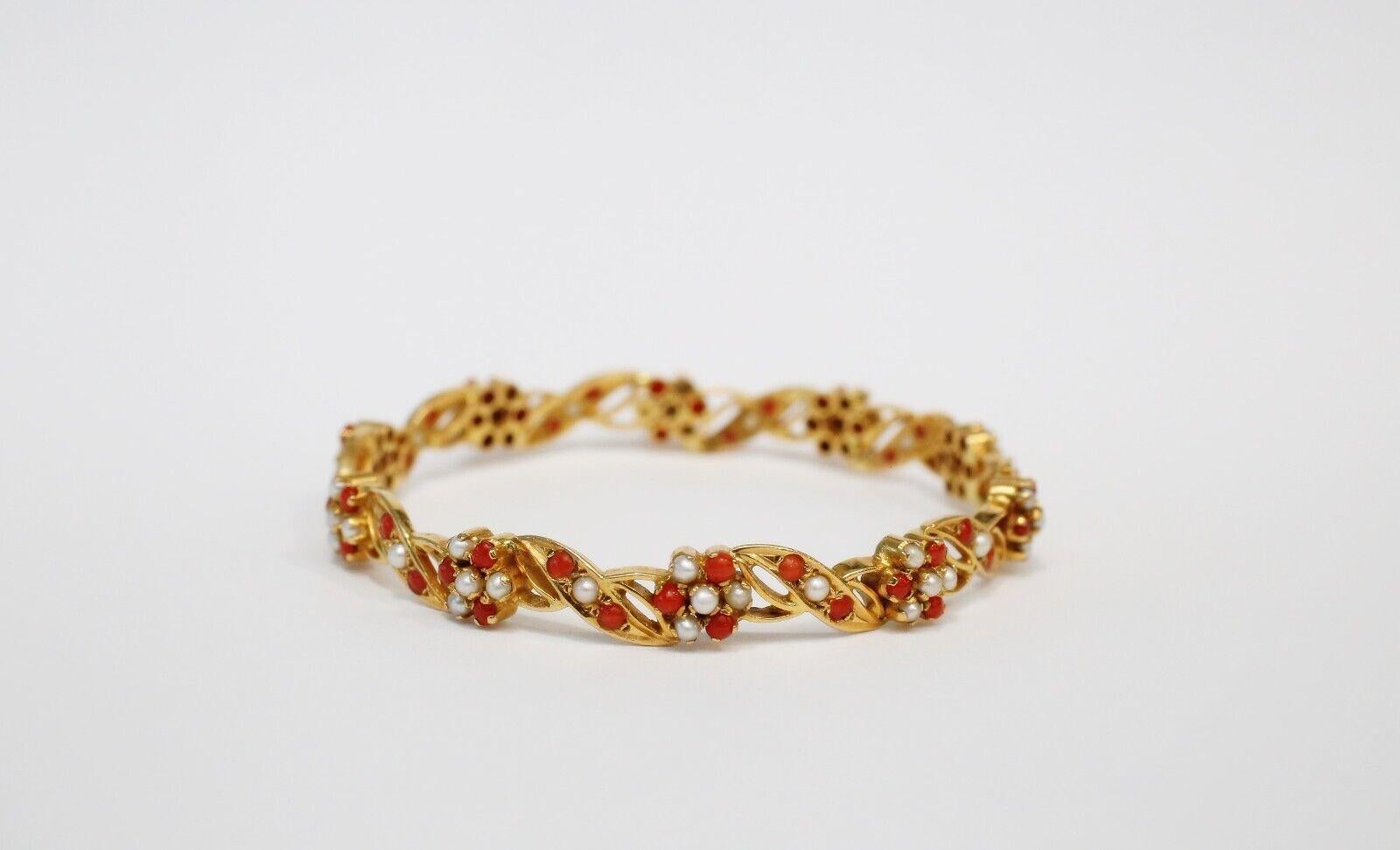 Armreif aus 21 Karat Gelbgold mit Perlen und Korallen, 7 Zoll - 23,2g im Zustand „Gut“ im Angebot in Providence, RI