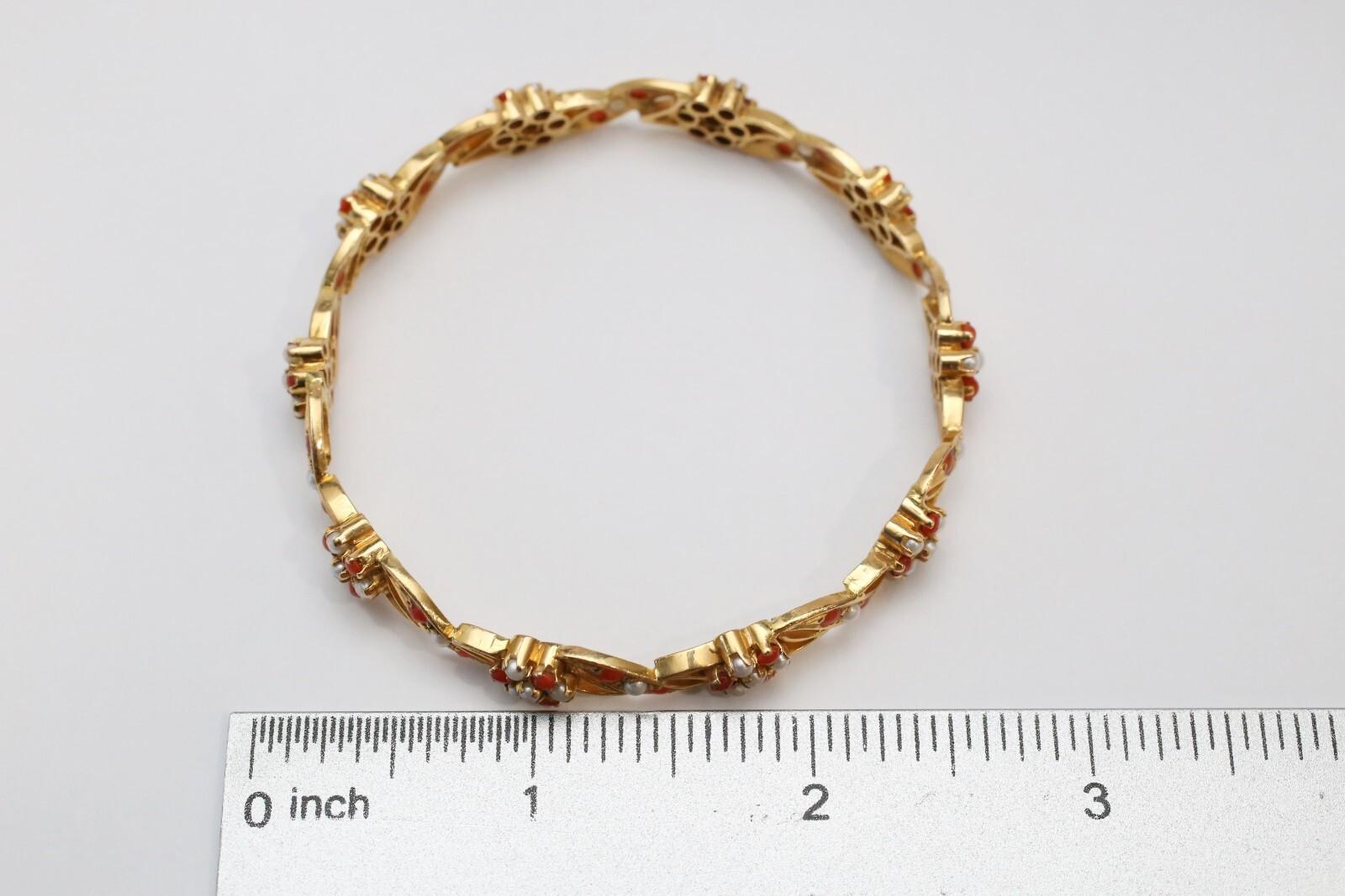 Armreif aus 21 Karat Gelbgold mit Perlen und Korallen, 7 Zoll - 23,2g Damen im Angebot
