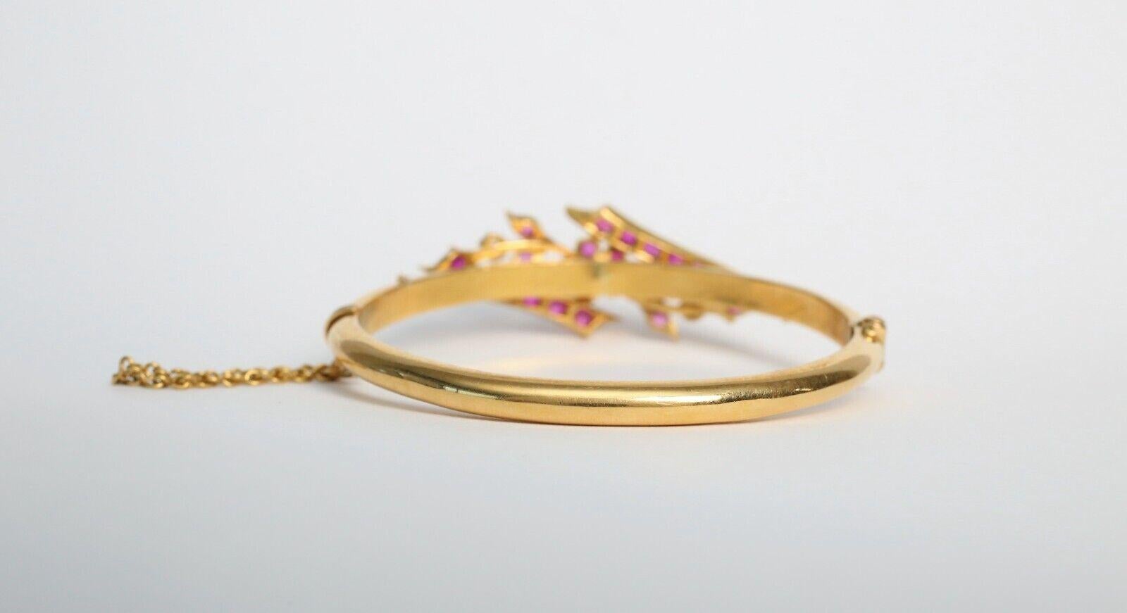 Taille ronde Bracelet jonc fleuri en or jaune 21 carats, 6,75 pouces - 22,5 g en vente