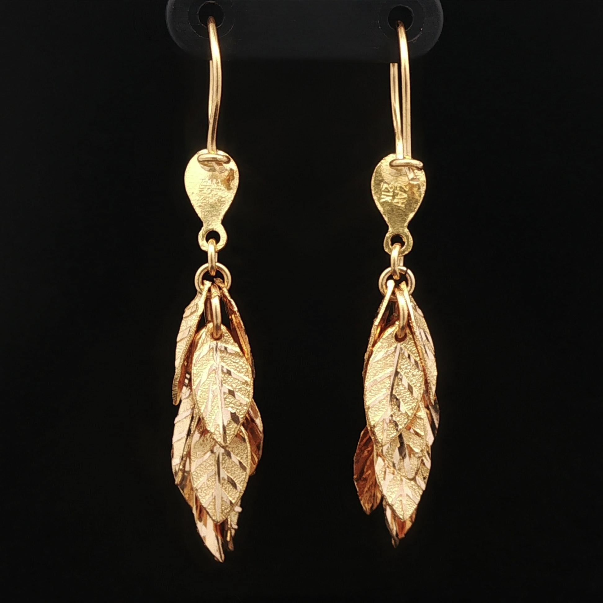 21k Yellow Gold Textured Leaf Cluster Dangle Earrings w/ Wire Hook Backings im Angebot 7