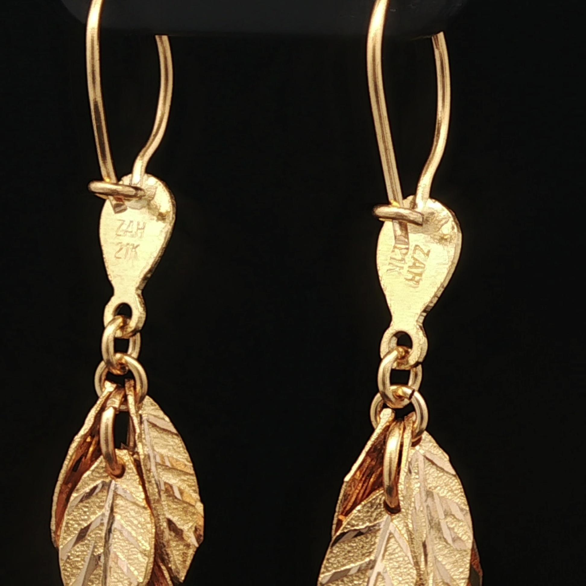 21k Yellow Gold Textured Leaf Cluster Dangle Earrings w/ Wire Hook Backings im Angebot 8