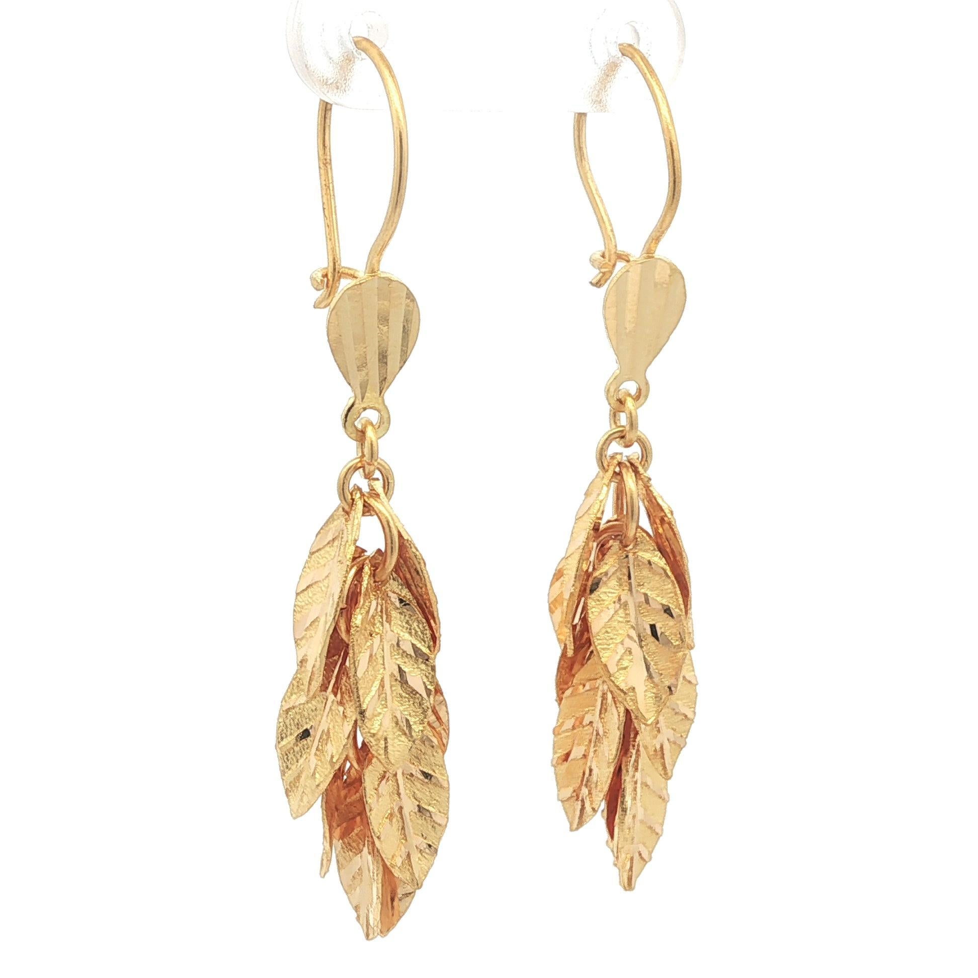 21k Yellow Gold Textured Leaf Cluster Dangle Earrings w/ Wire Hook Backings im Zustand „Gut“ im Angebot in Montclair, NJ
