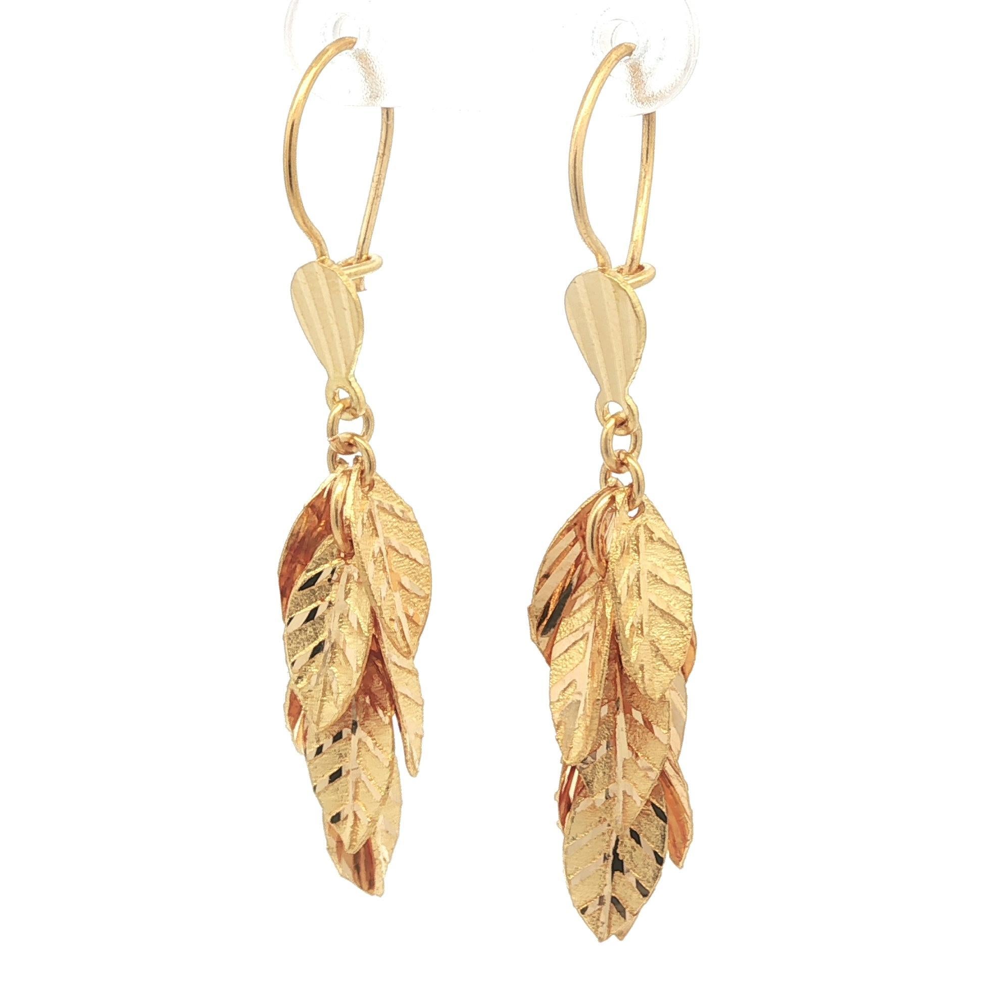 21k Yellow Gold Textured Leaf Cluster Dangle Earrings w/ Wire Hook Backings Damen im Angebot