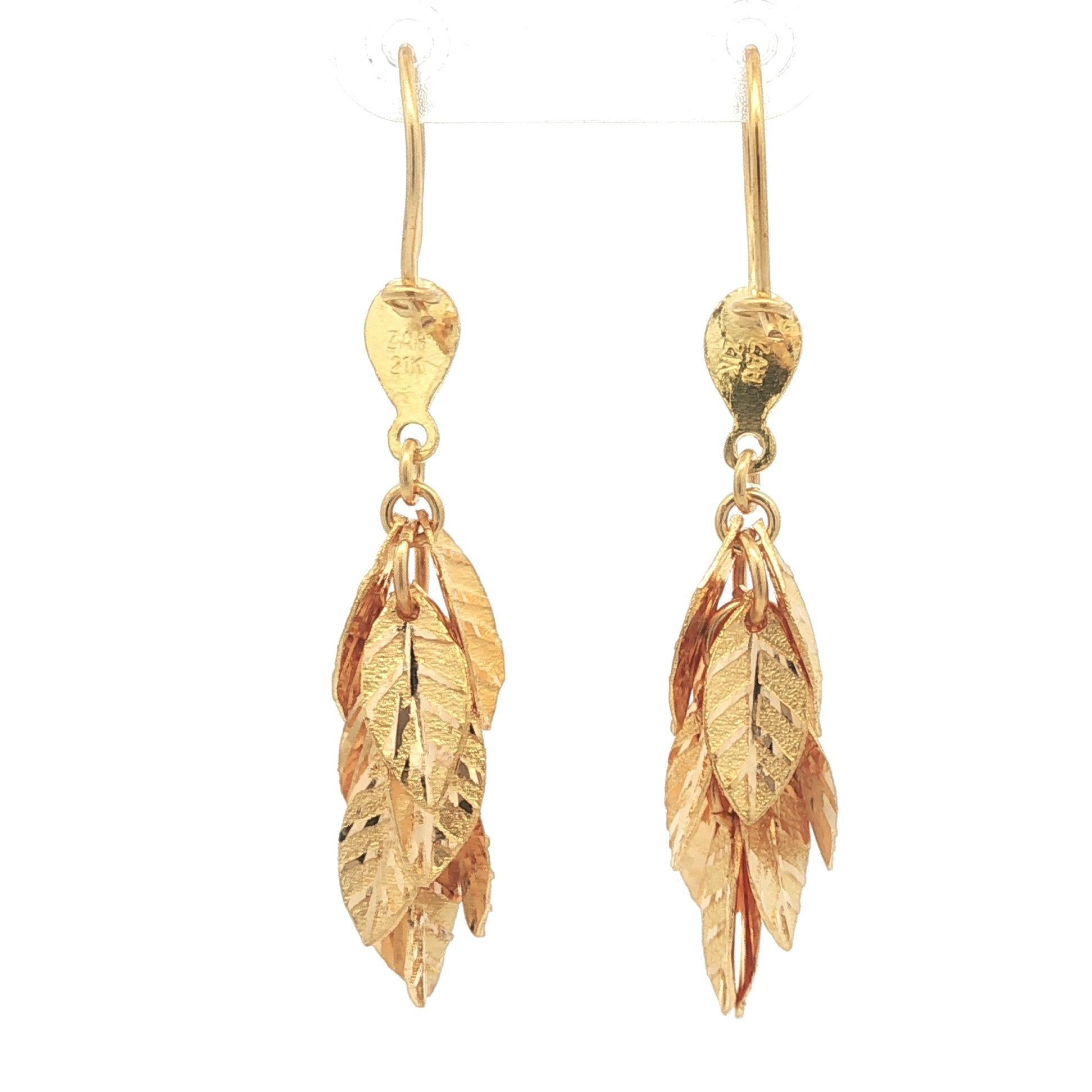 21k Yellow Gold Textured Leaf Cluster Dangle Earrings w/ Wire Hook Backings im Angebot 2