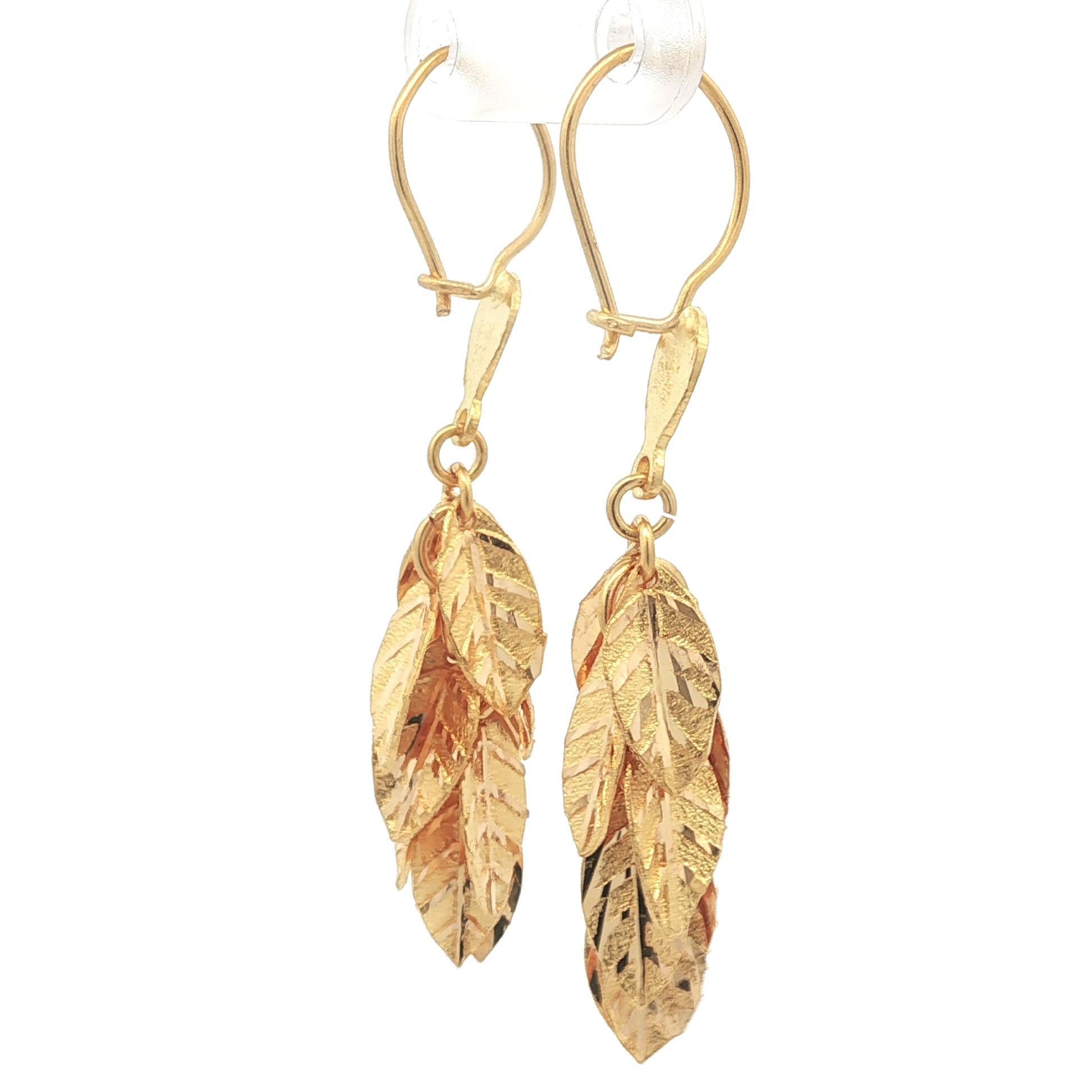 21k Yellow Gold Textured Leaf Cluster Dangle Earrings w/ Wire Hook Backings im Angebot 3