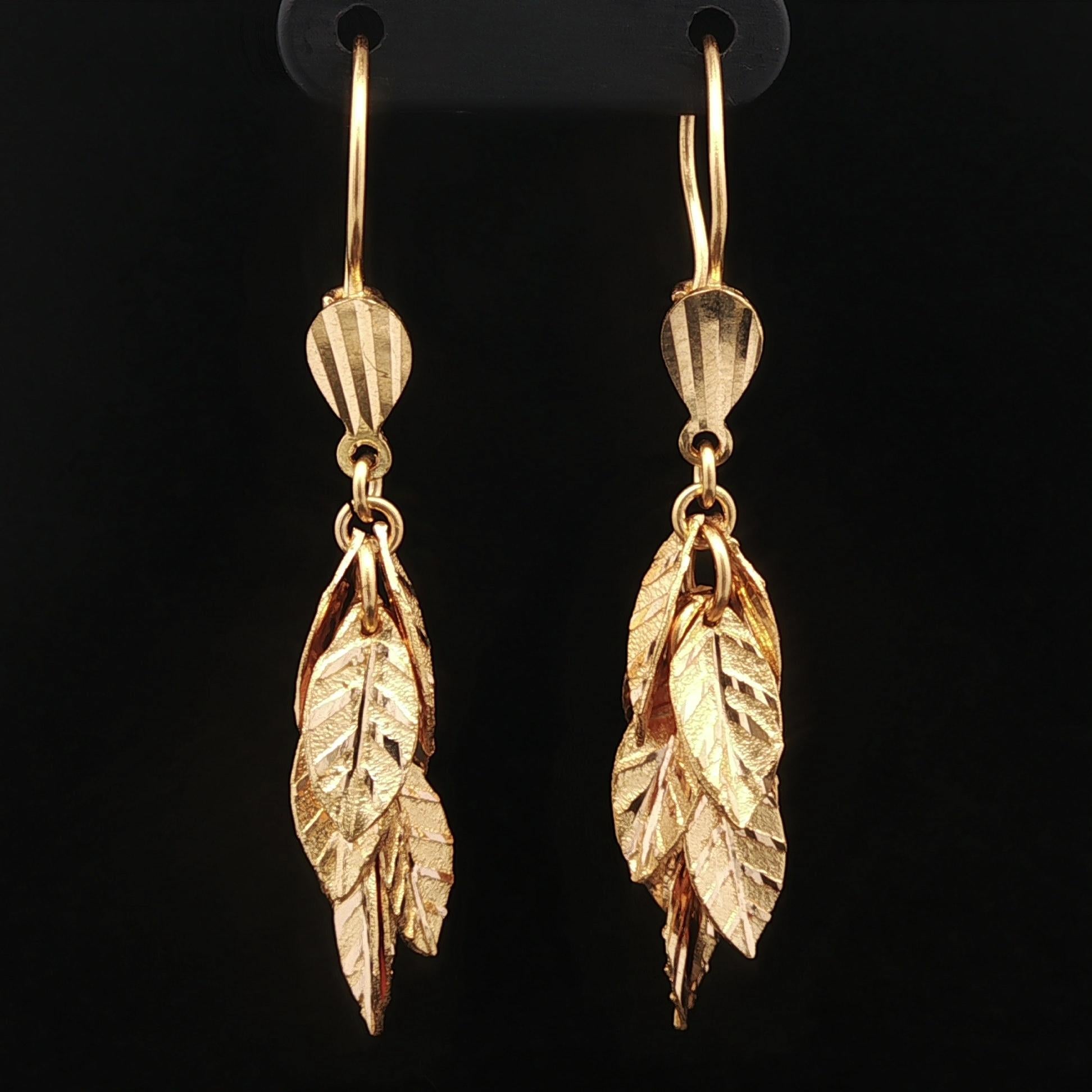 21k Yellow Gold Textured Leaf Cluster Dangle Earrings w/ Wire Hook Backings im Angebot 4