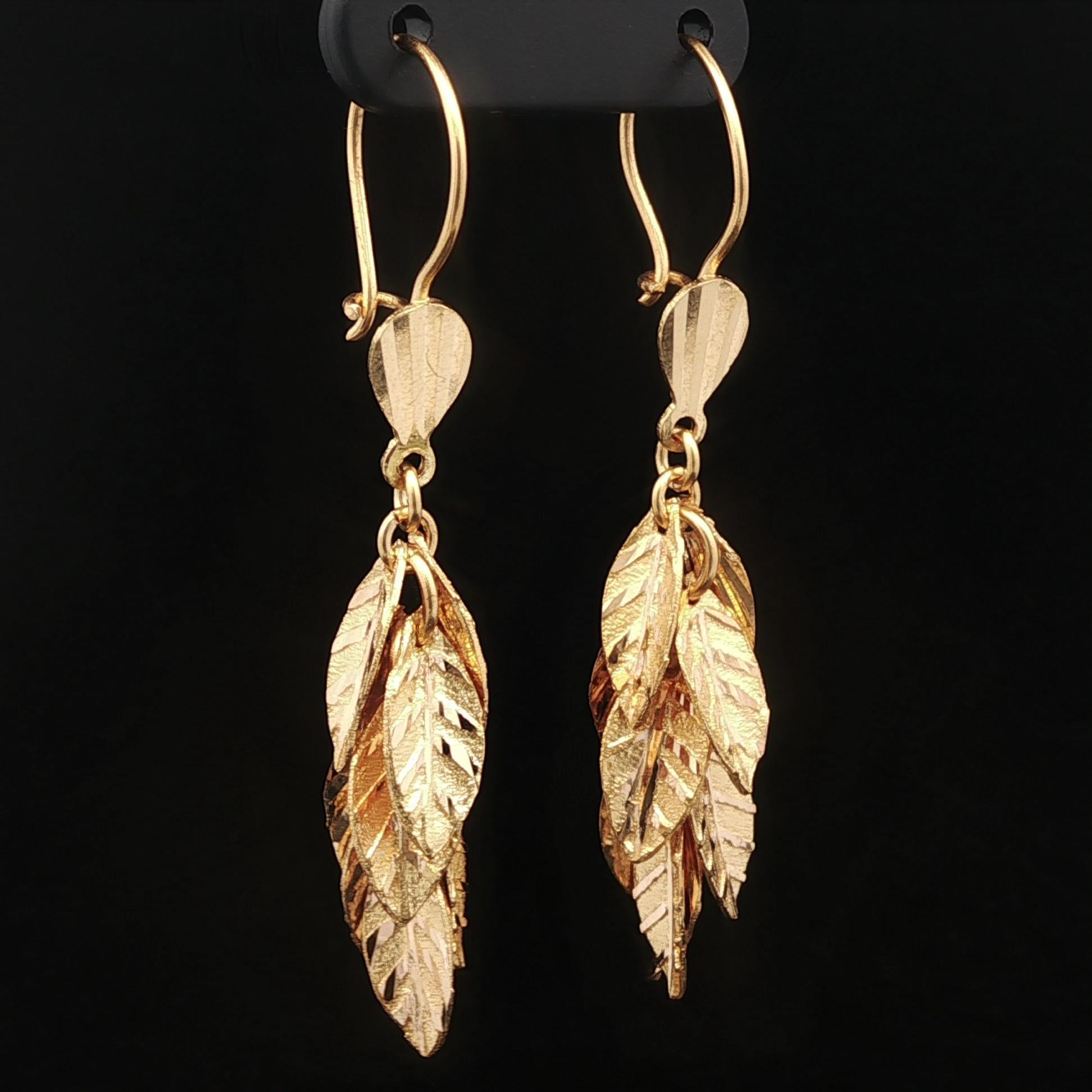 21k Yellow Gold Textured Leaf Cluster Dangle Earrings w/ Wire Hook Backings im Angebot 5