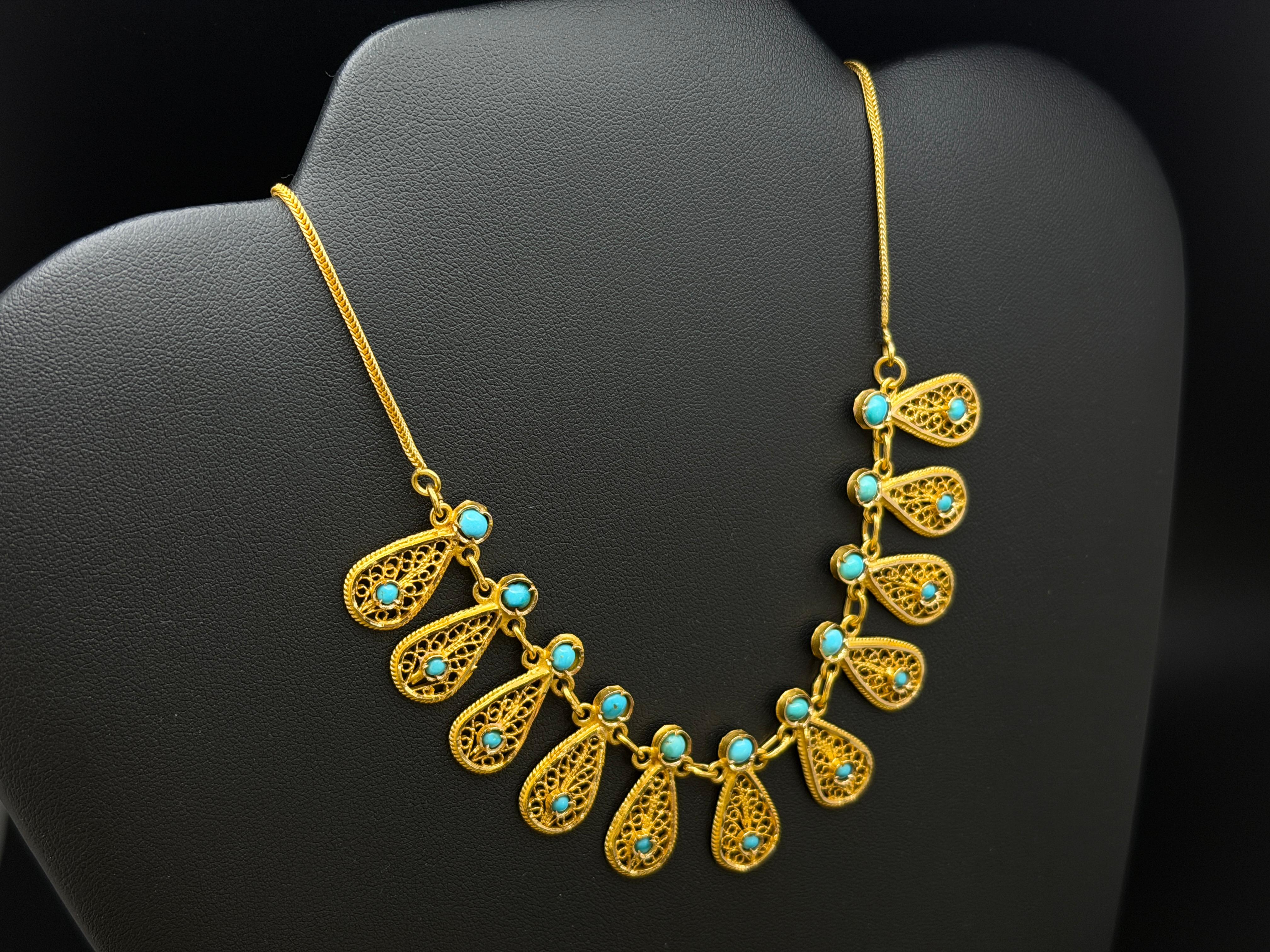 Collier original fait main en or jaune 21 carats et turquoise à motif de cachemire traditionnel persan (boteh-jegheh). Chaque pétale suspendu est monté avec une petite et une grande pierre turquoise naturelle ronde et rempli d'un travail