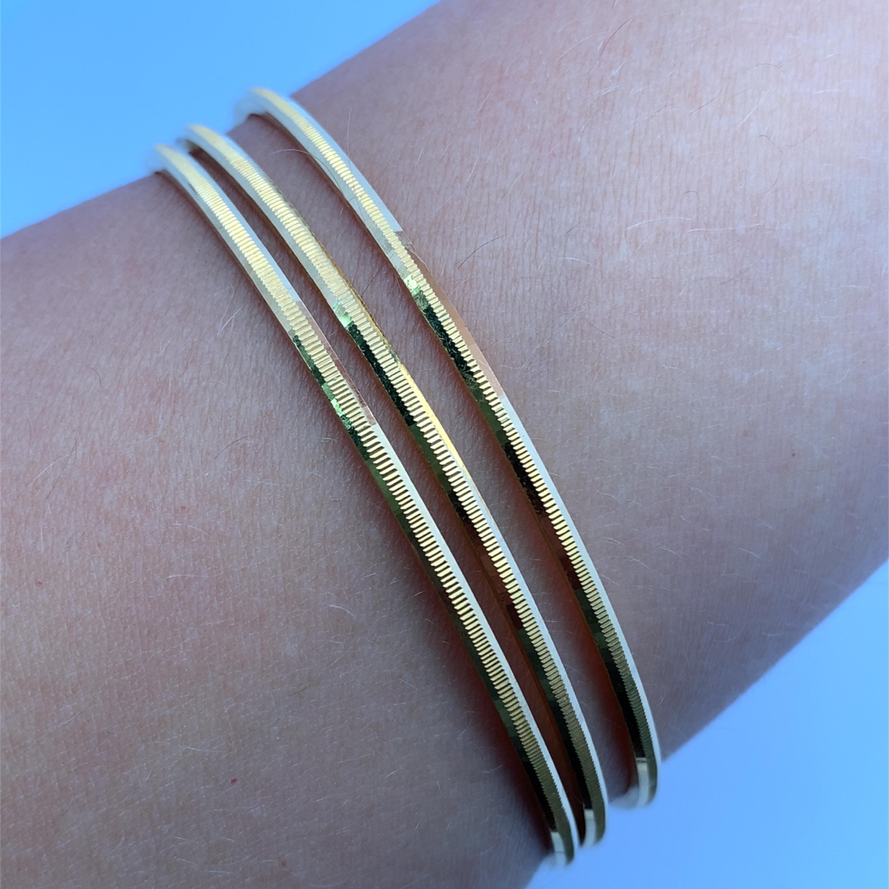 21k Yellow gold vintage matching bangle bracelets In New Condition For Sale In London, GB