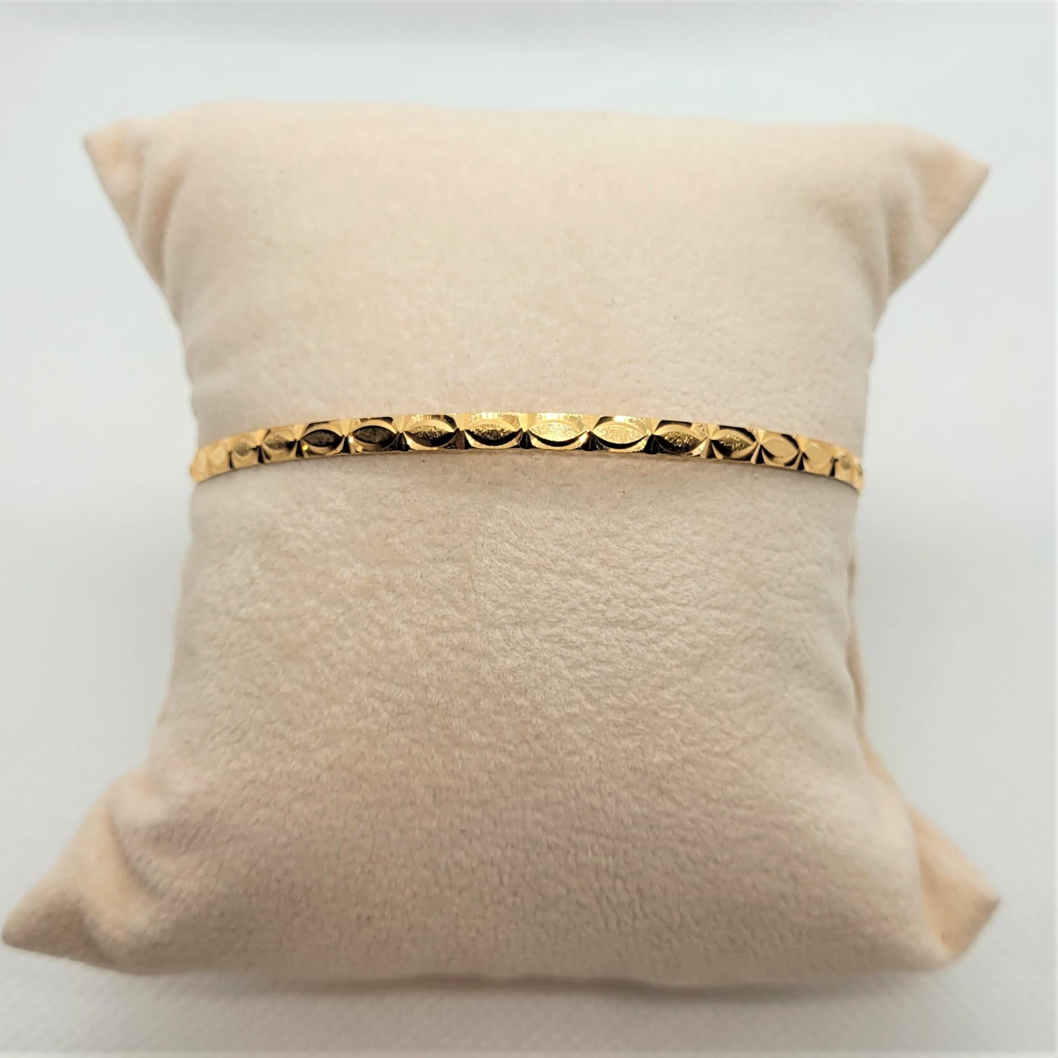 Beautiful 21kt gold bangle bracelet that weighs 8.30 grams. The bracelet has a lovely diamond-cut design, is 3 mm wide, 1 mm thick and the diameter is approximately 68mm. The inside of the bangle is stamped AS21K. Overall, the bracelet is in very