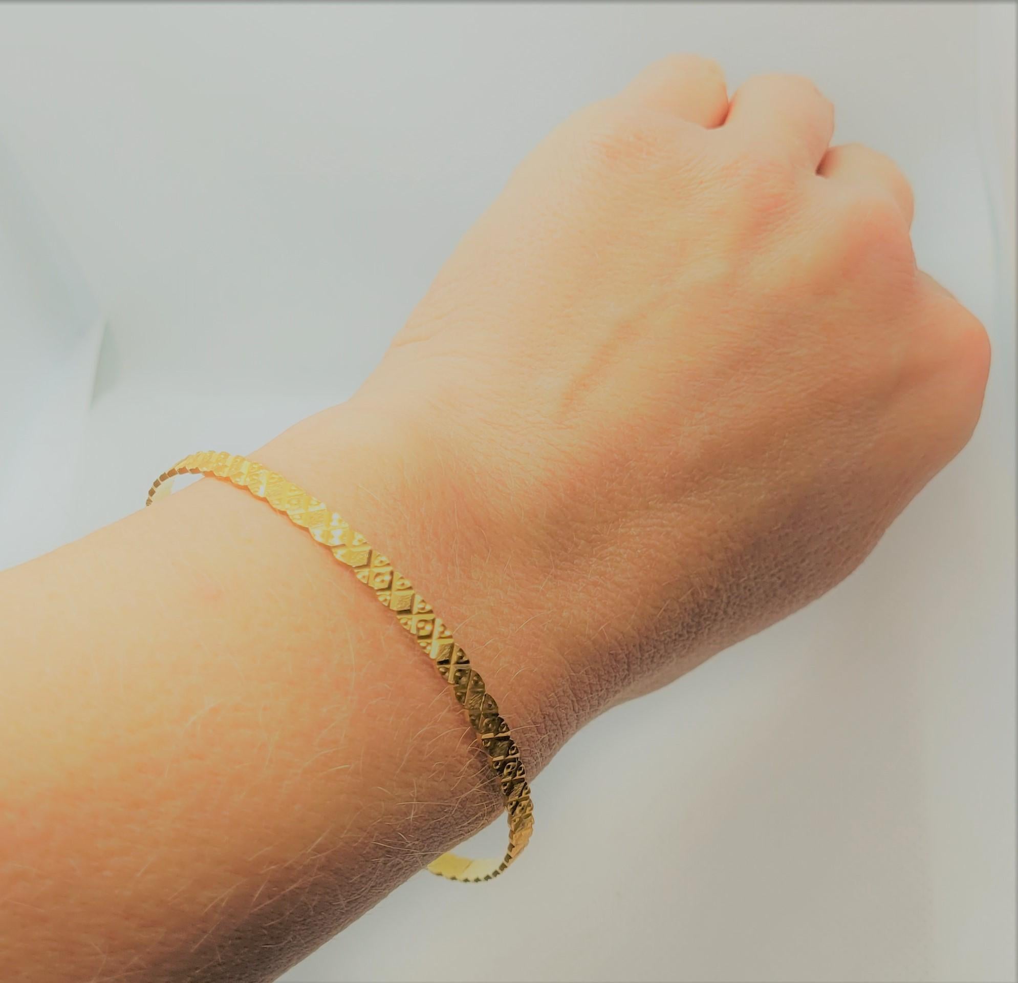 21kt Gold Bangle Bracelet 11.46 Grams, Stamped AS21K, Diamond Cut Design 2.75 In In Good Condition In San Diego, CA