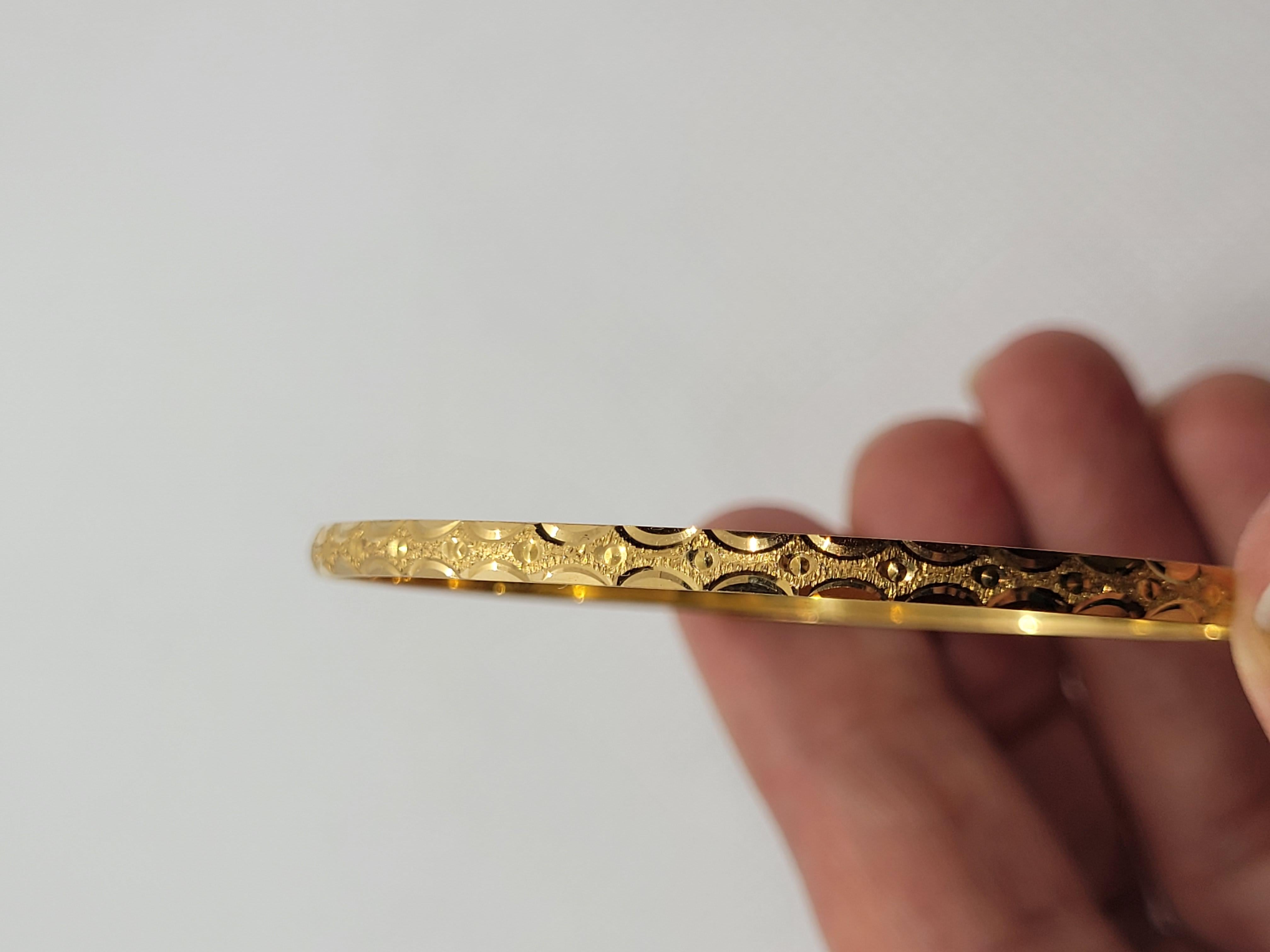 Beautiful 21kt gold bangle bracelet that weighs 8.31 grams. The bracelet has a lovely diamond-cut design, is 3.2 mm wide, 1 mm thick and the diameter is approximately 62mm which is a good size for children or a extra small wrist. The inside of the