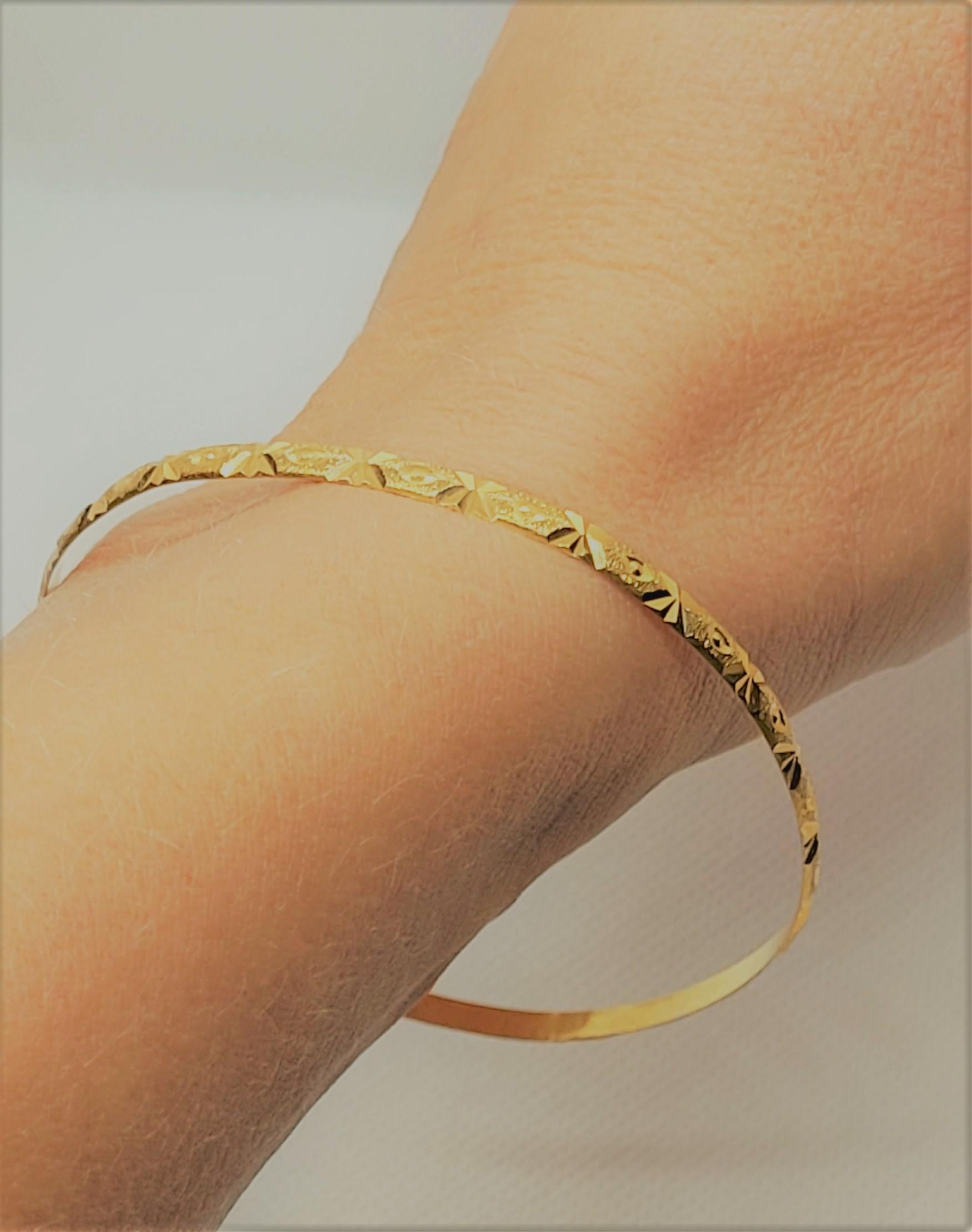Beautiful 21kt gold bangle bracelet that weighs 9.51 grams. The bracelet has a lovely diamond-cut design, is 3.2 mm wide, 1.2 mm thick and the diameter is approximately 68mm. The inside of the bangle is stamped AS21K. Overall, the bracelet is in
