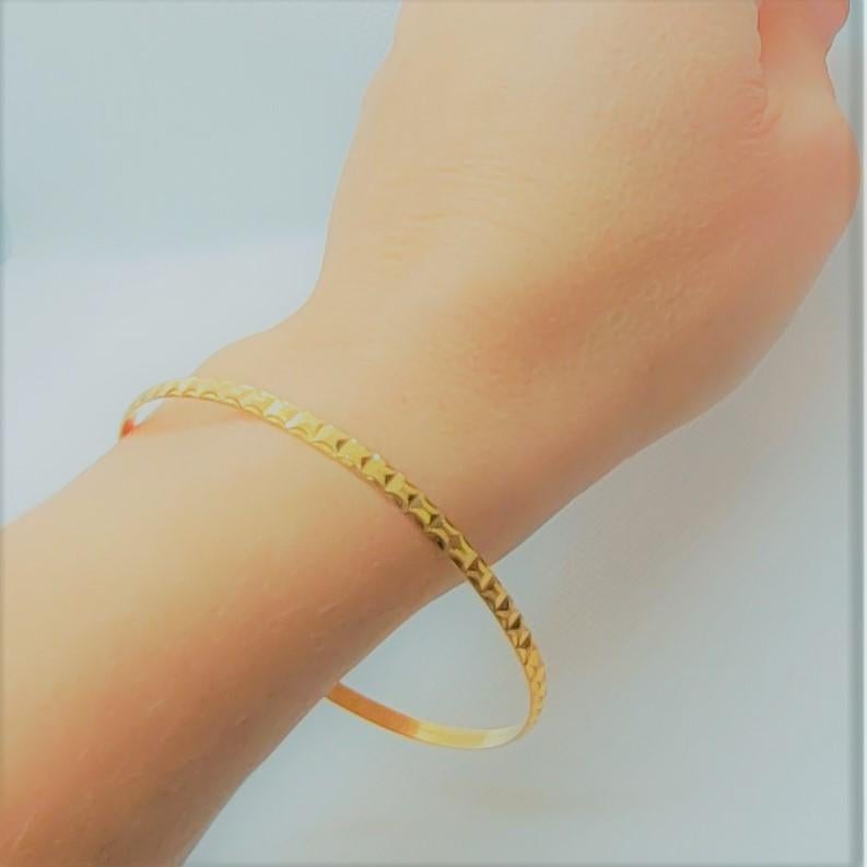Women's 21kt Gold Bangle Bracelet 9.70 Grams, Stamped AS21K, Diamond Cut Design 2.75 In