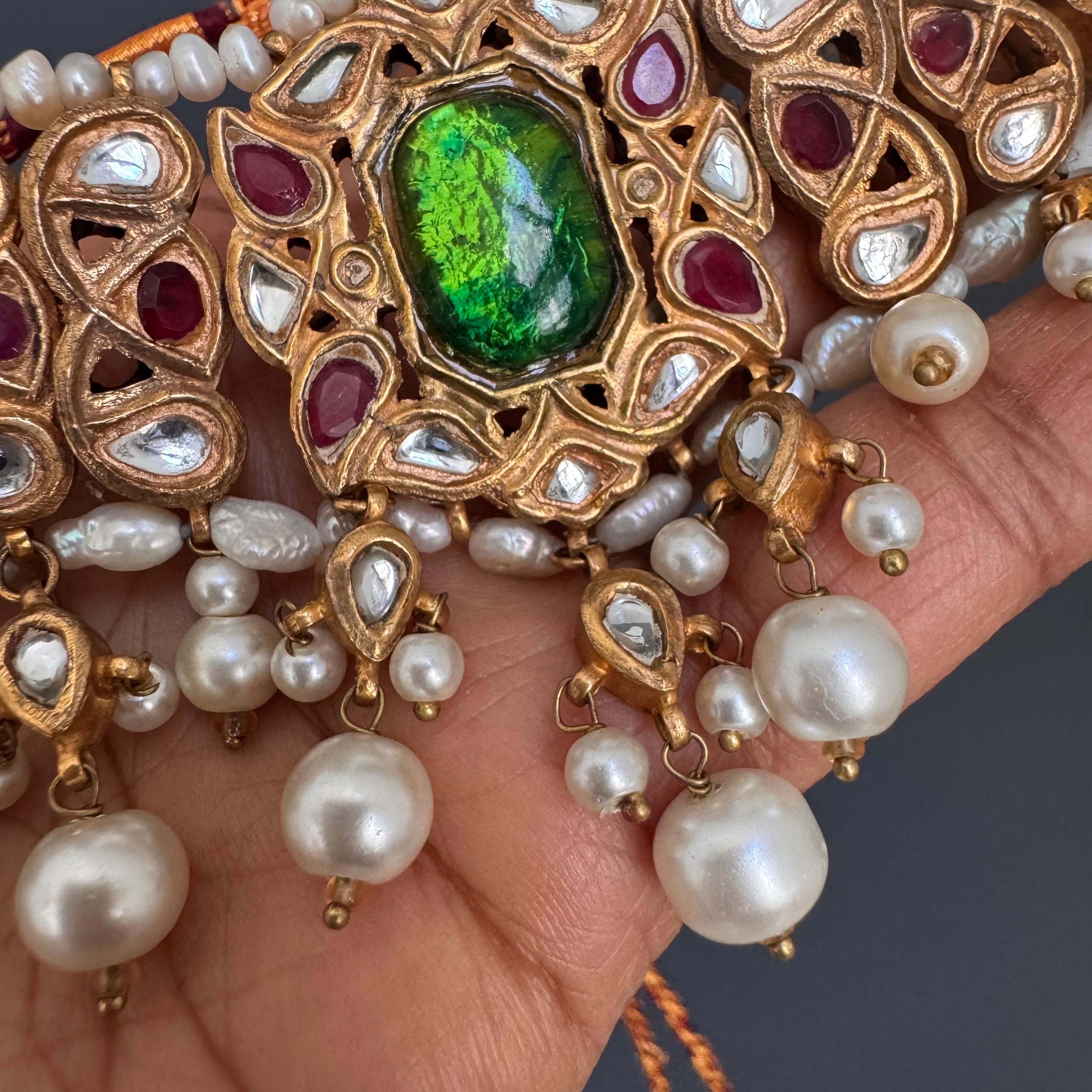 Collier de style moghol plaqué or 21 carats avec verre fondu, rubis et eau douce en vente 5