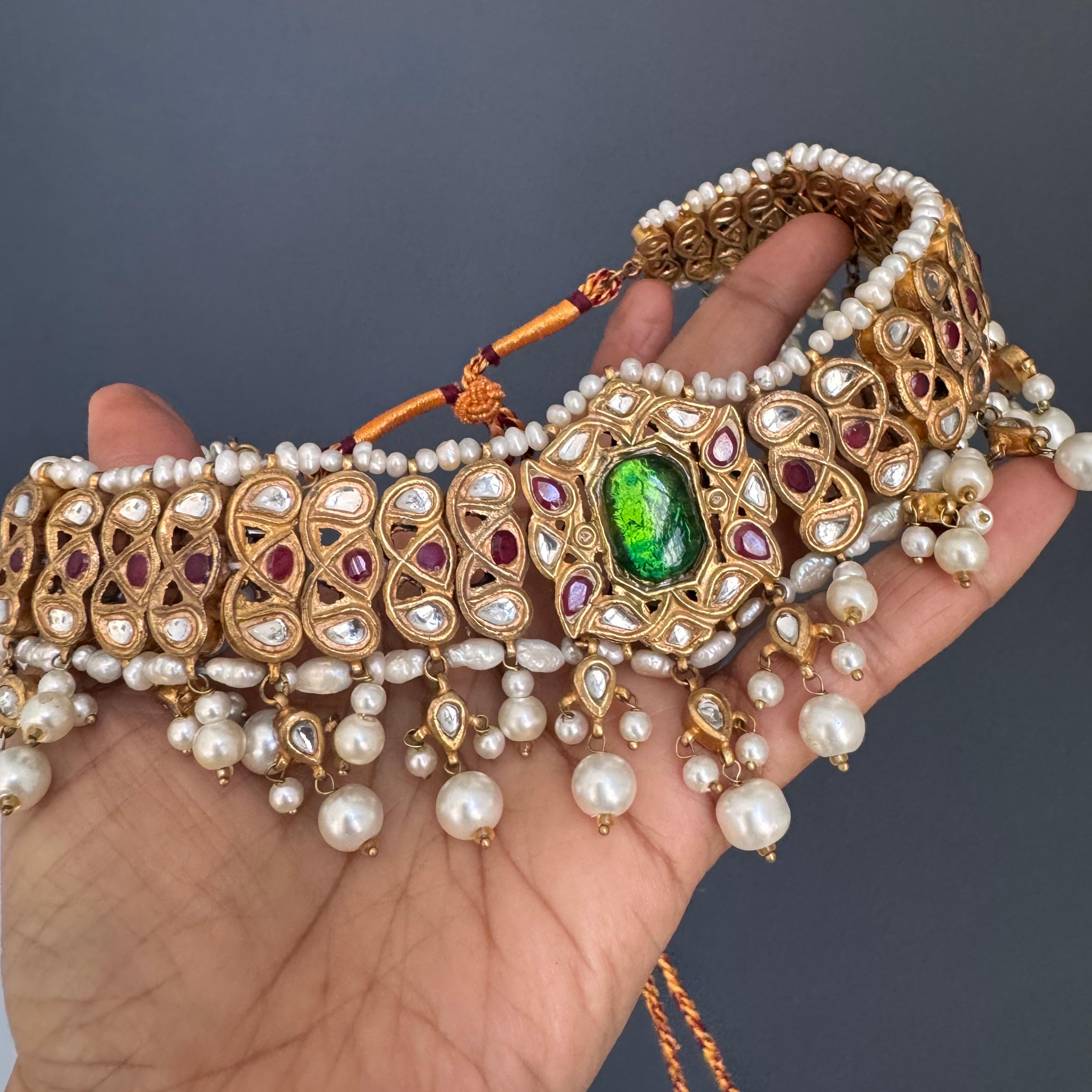 Collier de style moghol plaqué or 21 carats avec verre fondu, rubis et eau douce en vente 6