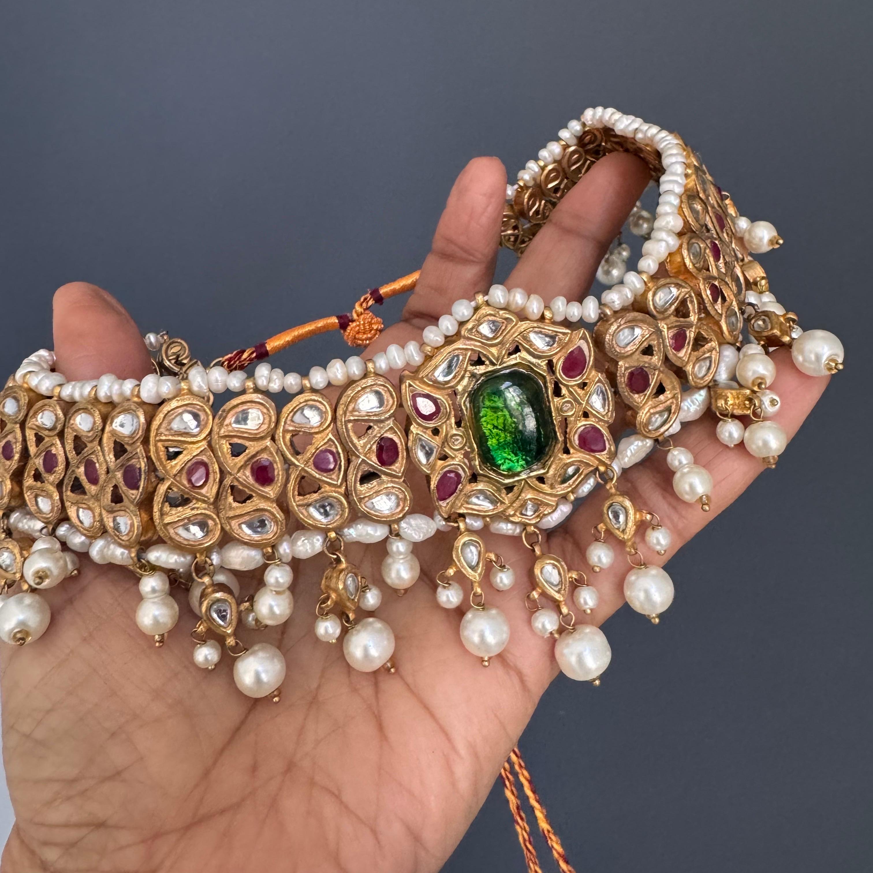 Collier de style moghol plaqué or 21 carats avec verre fondu, rubis et eau douce en vente 7