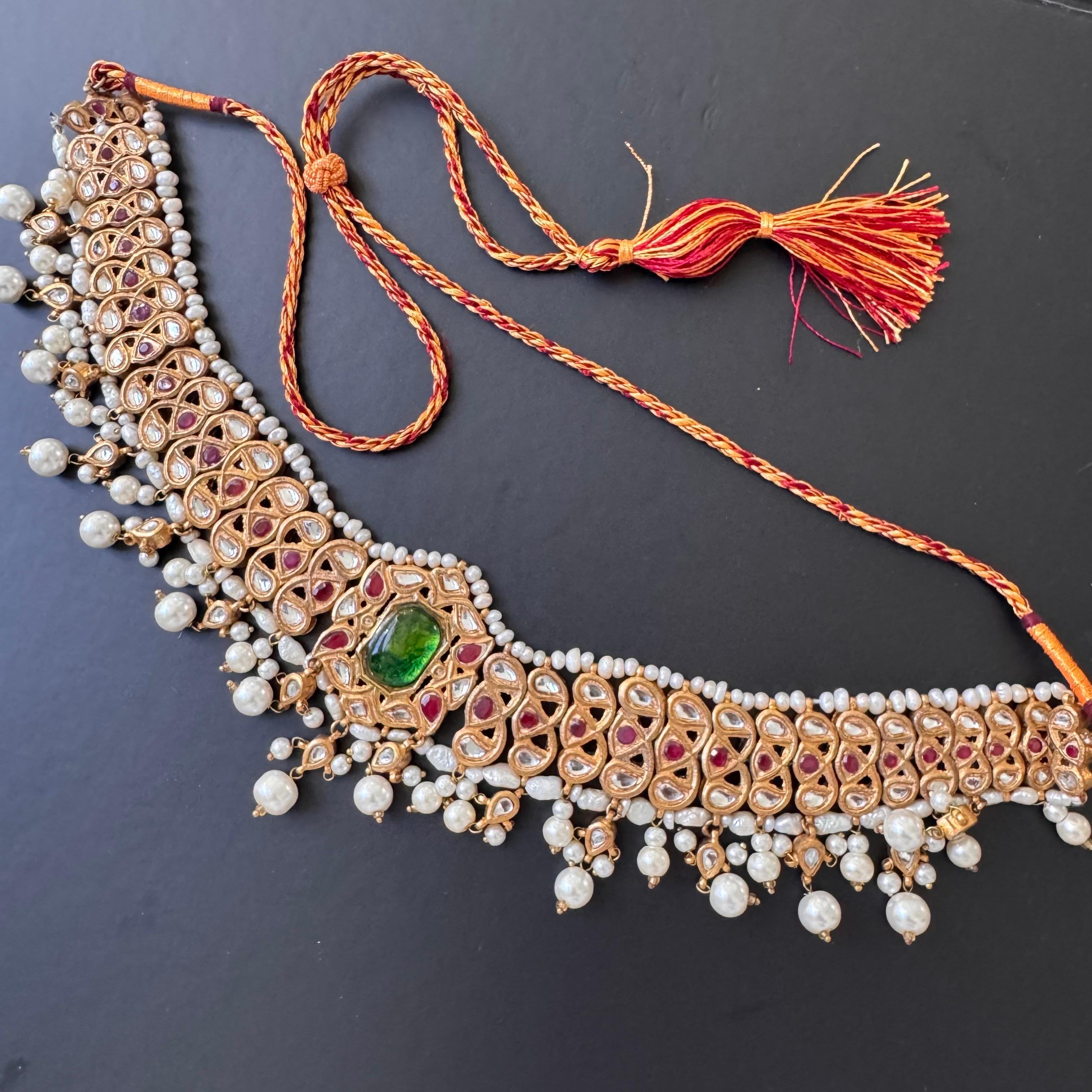 Collier de style moghol plaqué or 21 carats avec verre fondu, rubis et eau douce en vente 8