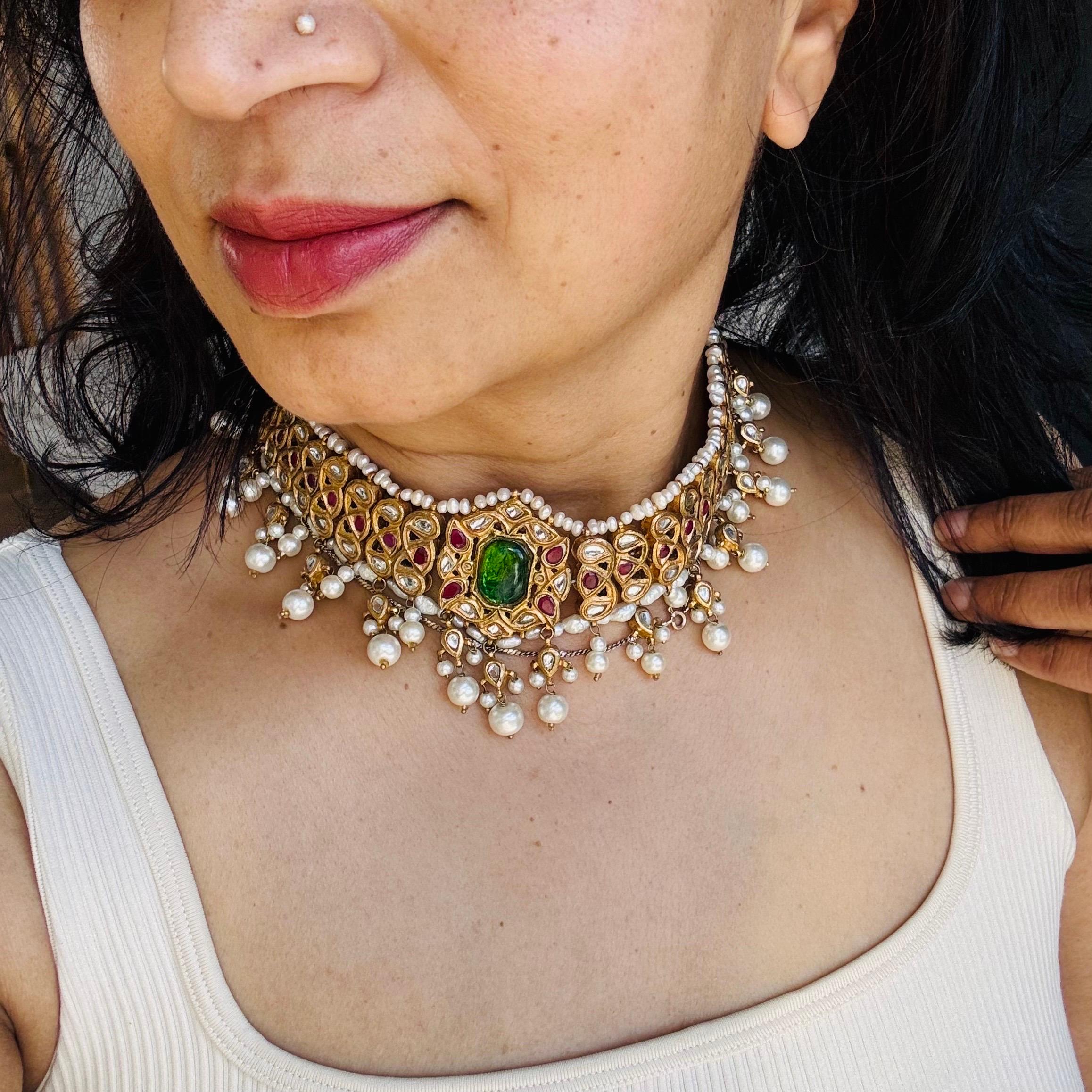 Collier de style moghol plaqué or 21 carats avec verre fondu, rubis et eau douce en vente 9