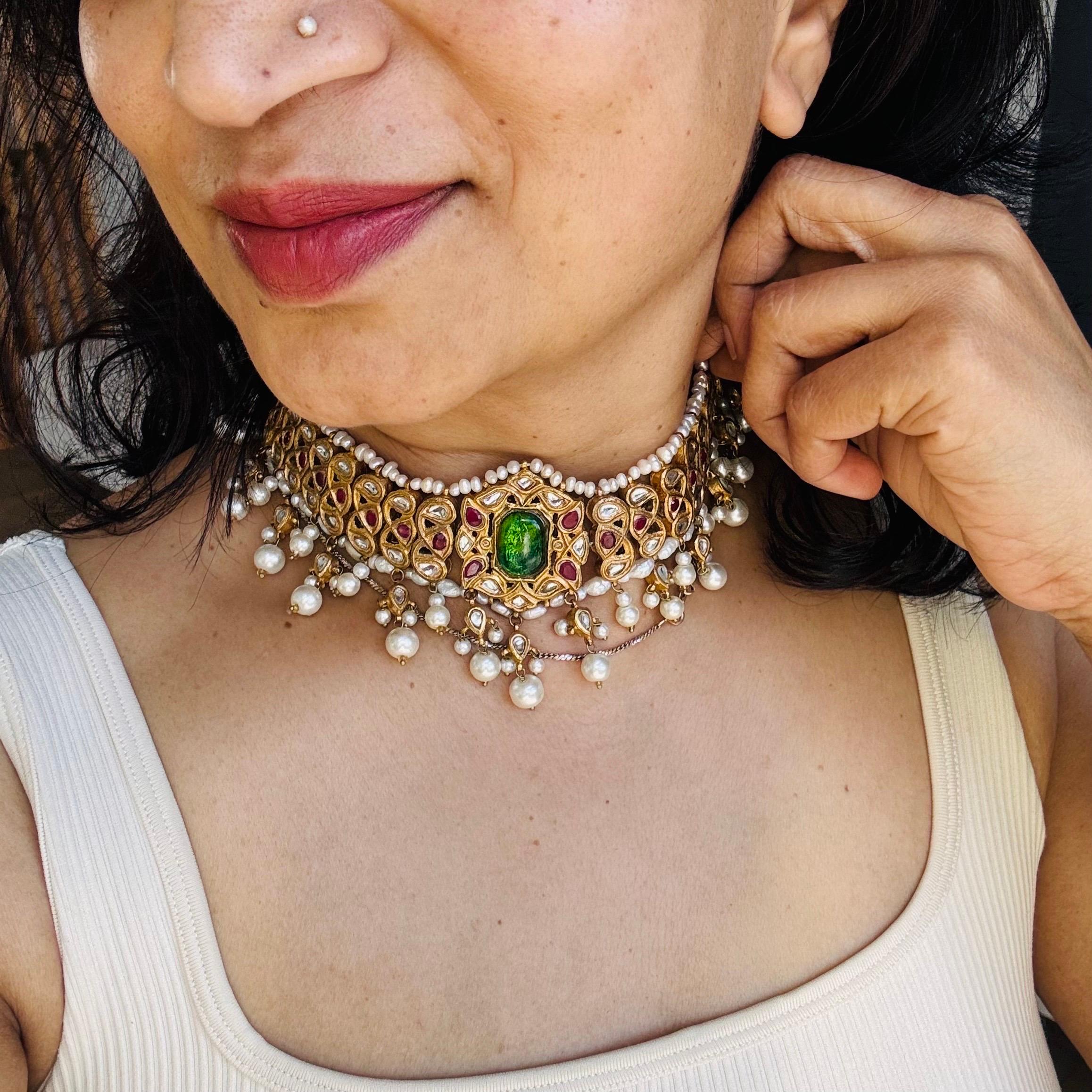 Ce collier de style moghol fait à la main est un exemple exquis d'artisanat traditionnel, très probablement originaire du nord de l'Inde. Le collier est plaqué d'or 21kt, offrant une finition luxueuse et riche qui met magnifiquement en valeur le