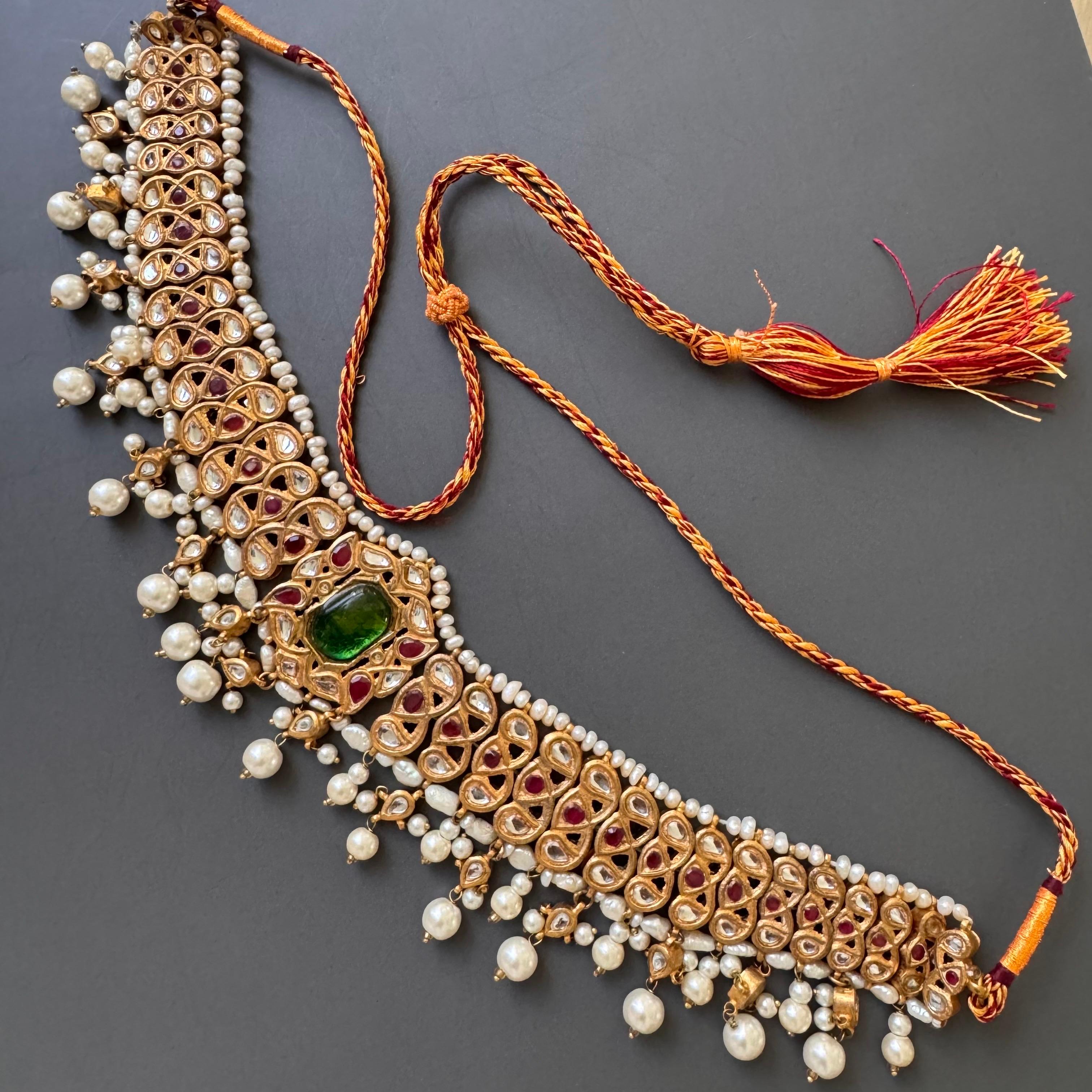Anglo-indien Collier de style moghol plaqué or 21 carats avec verre fondu, rubis et eau douce en vente