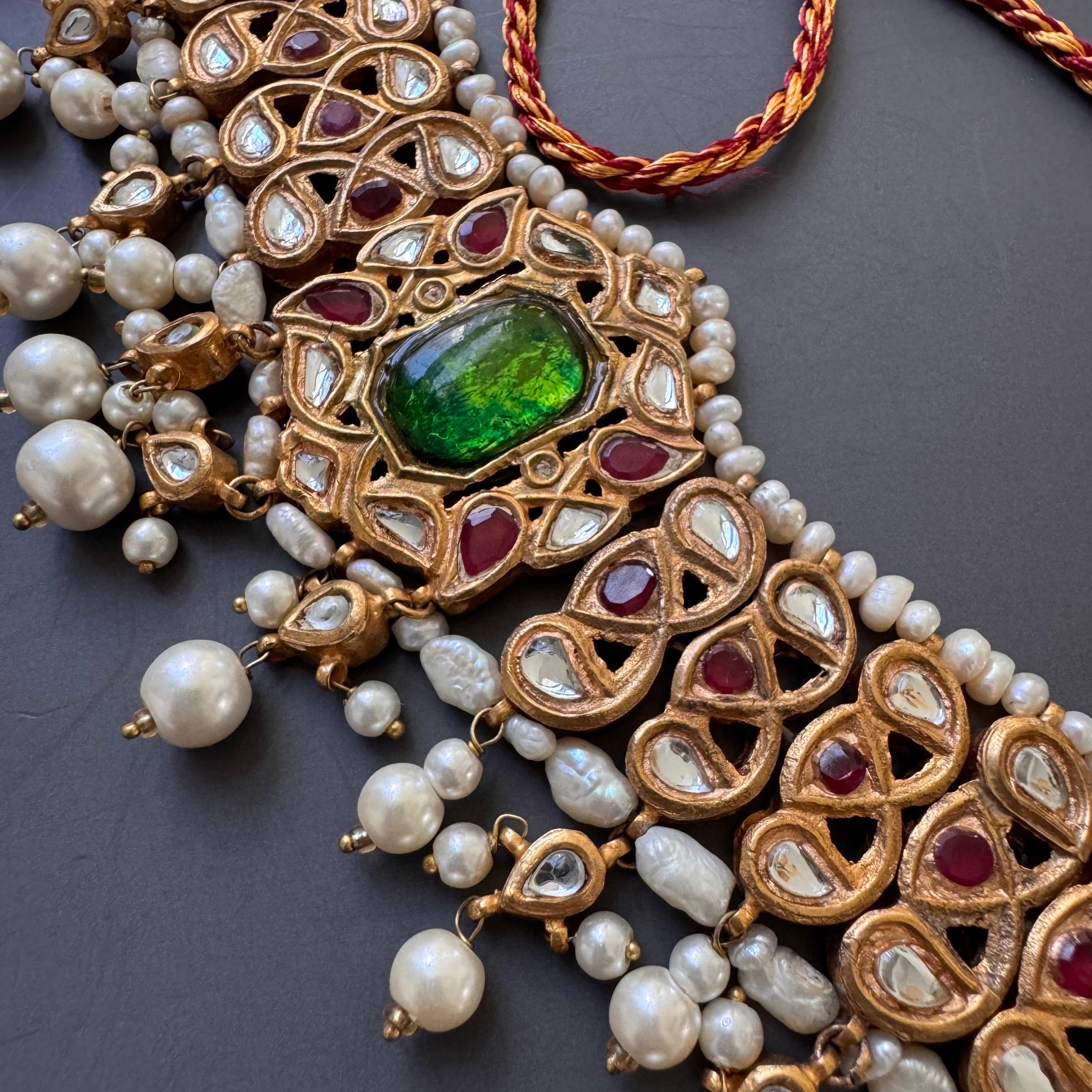 Collier de style moghol plaqué or 21 carats avec verre fondu, rubis et eau douce Bon état - En vente à Monroe Township, NJ