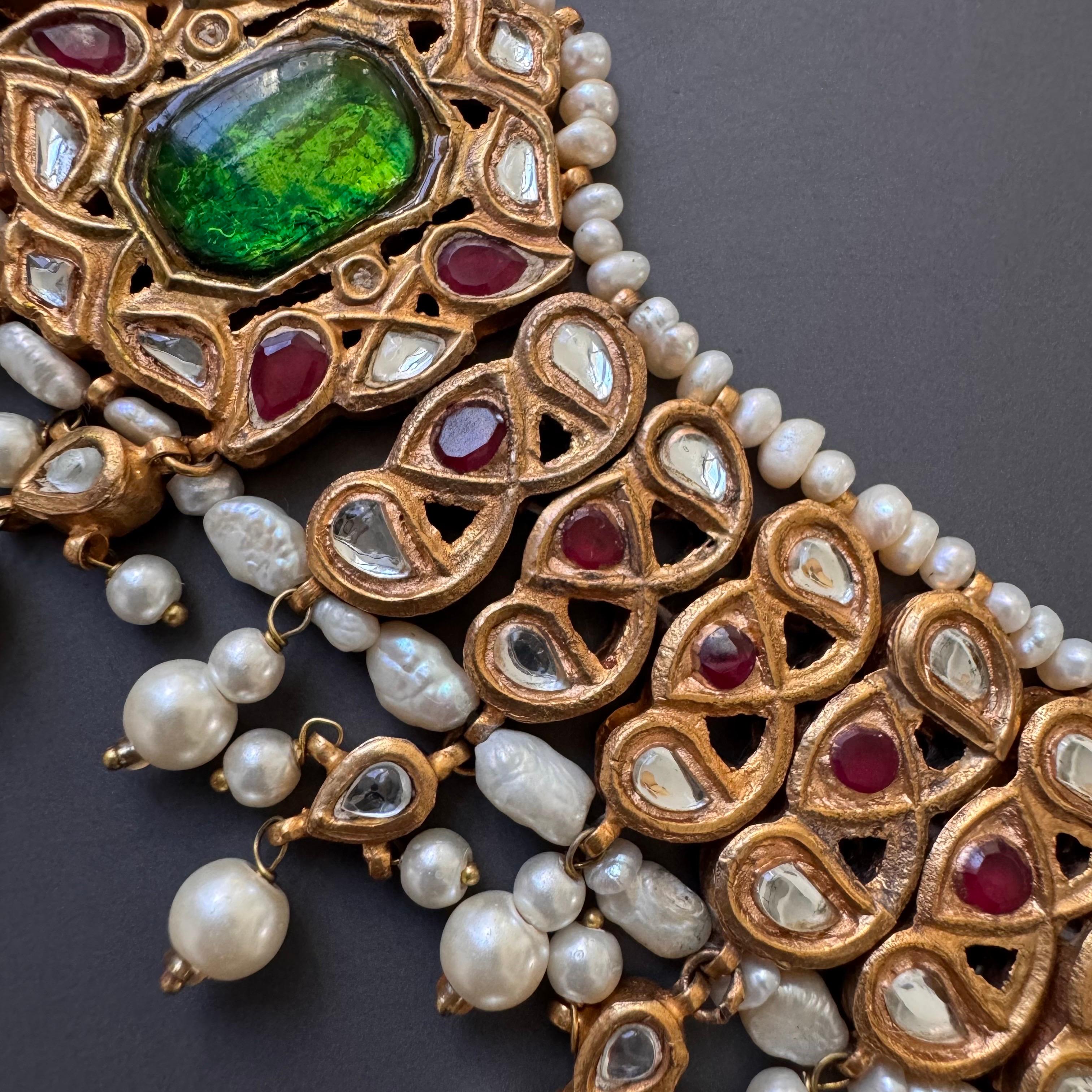 Collier de style moghol plaqué or 21 carats avec verre fondu, rubis et eau douce Unisexe en vente