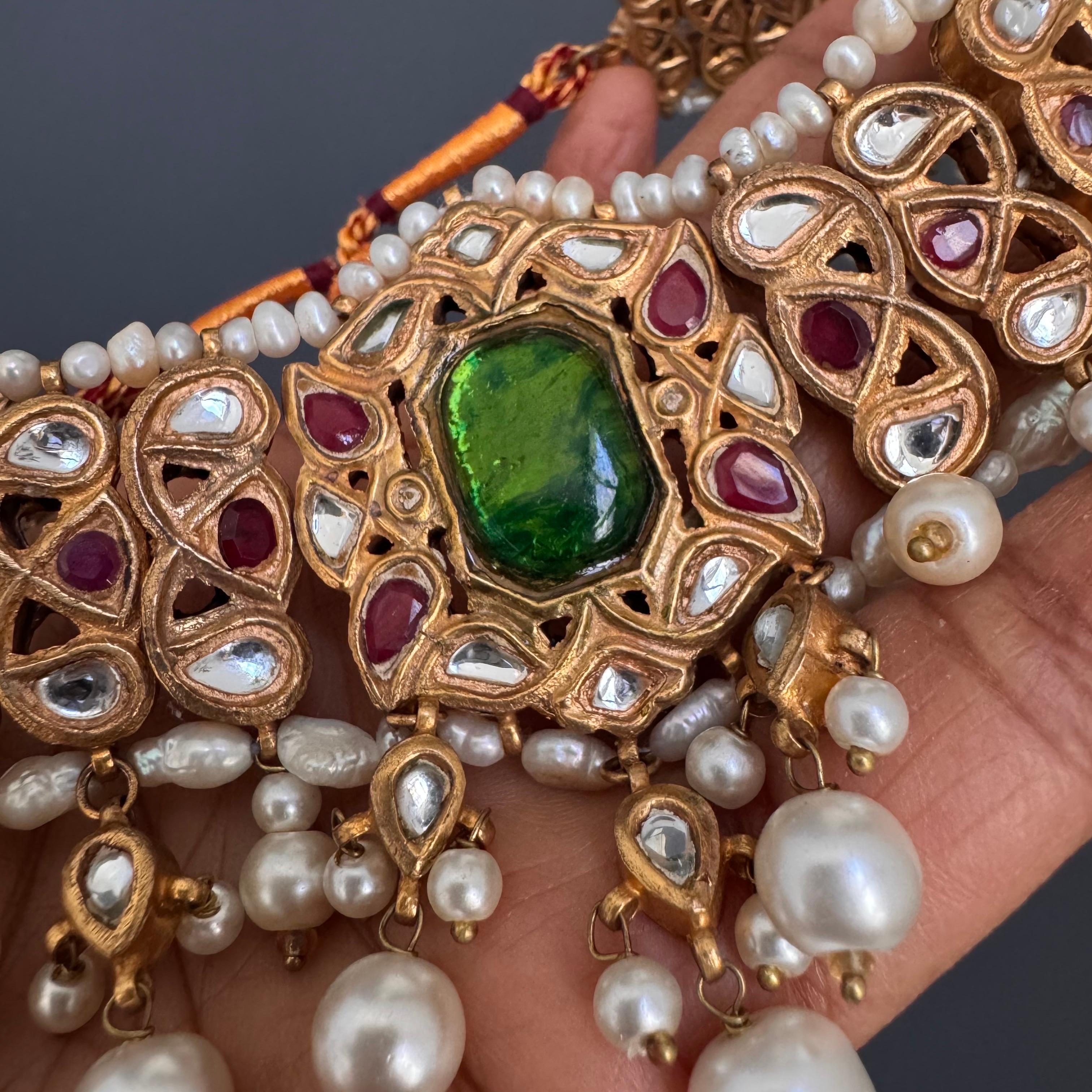 Collier de style moghol plaqué or 21 carats avec verre fondu, rubis et eau douce en vente 1