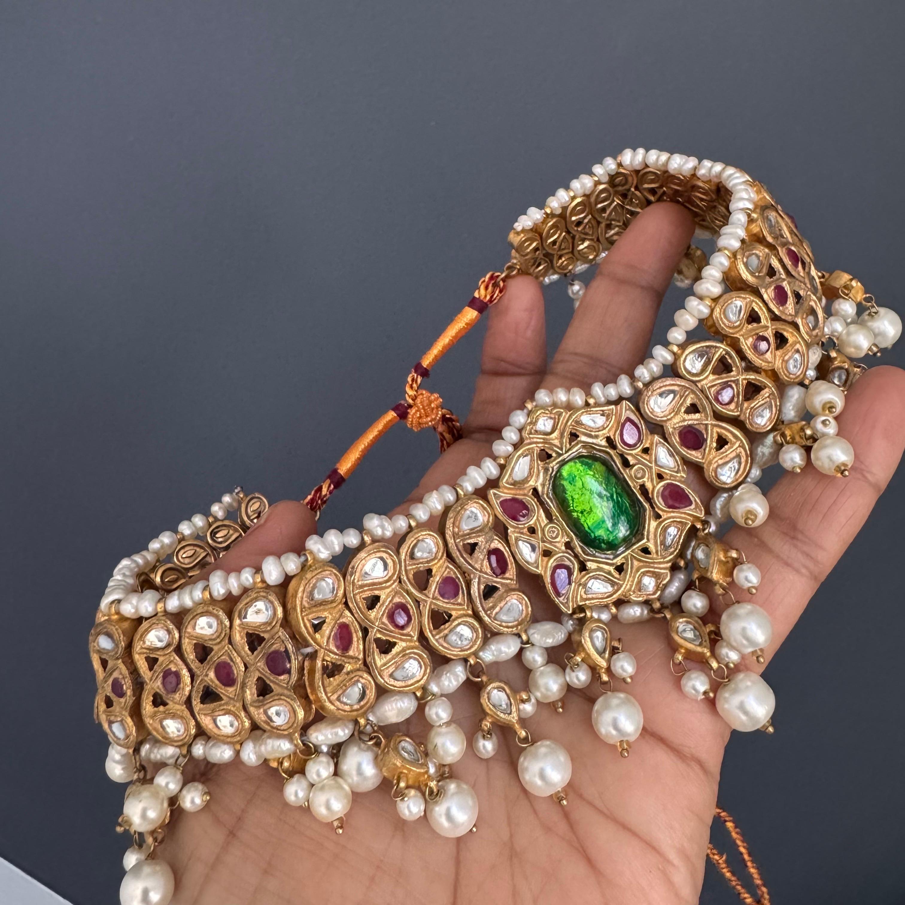Collier de style moghol plaqué or 21 carats avec verre fondu, rubis et eau douce en vente 2