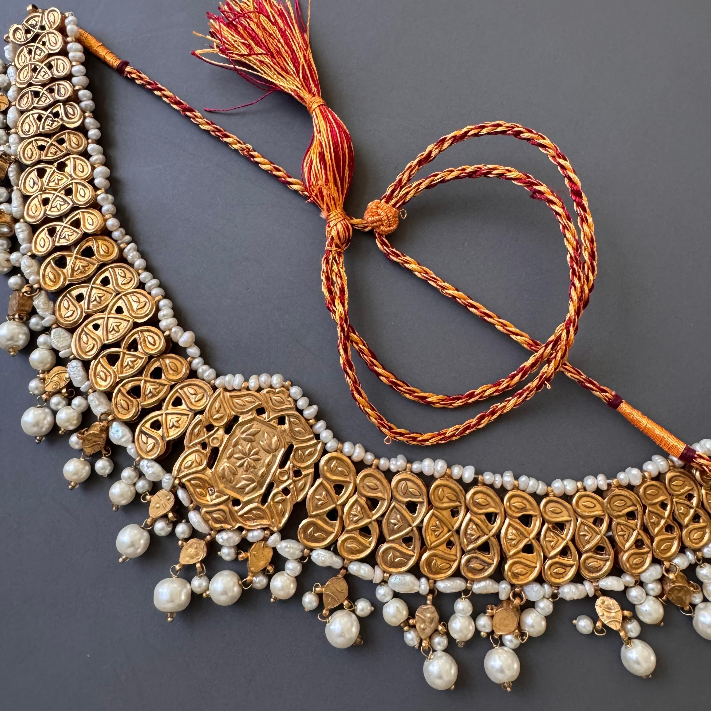 Collier de style moghol plaqué or 21 carats avec verre fondu, rubis et eau douce en vente 3