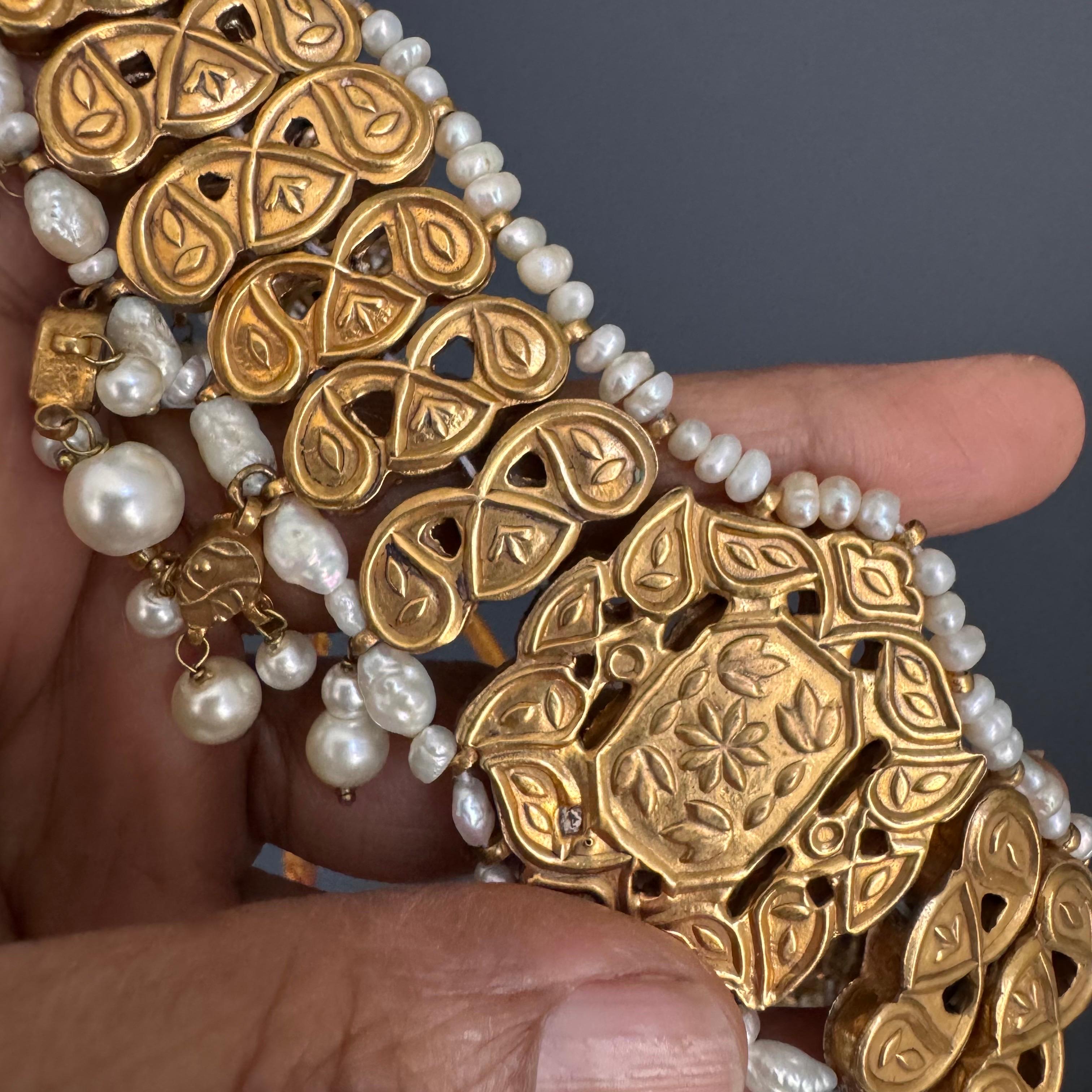 Collier de style moghol plaqué or 21 carats avec verre fondu, rubis et eau douce en vente 4