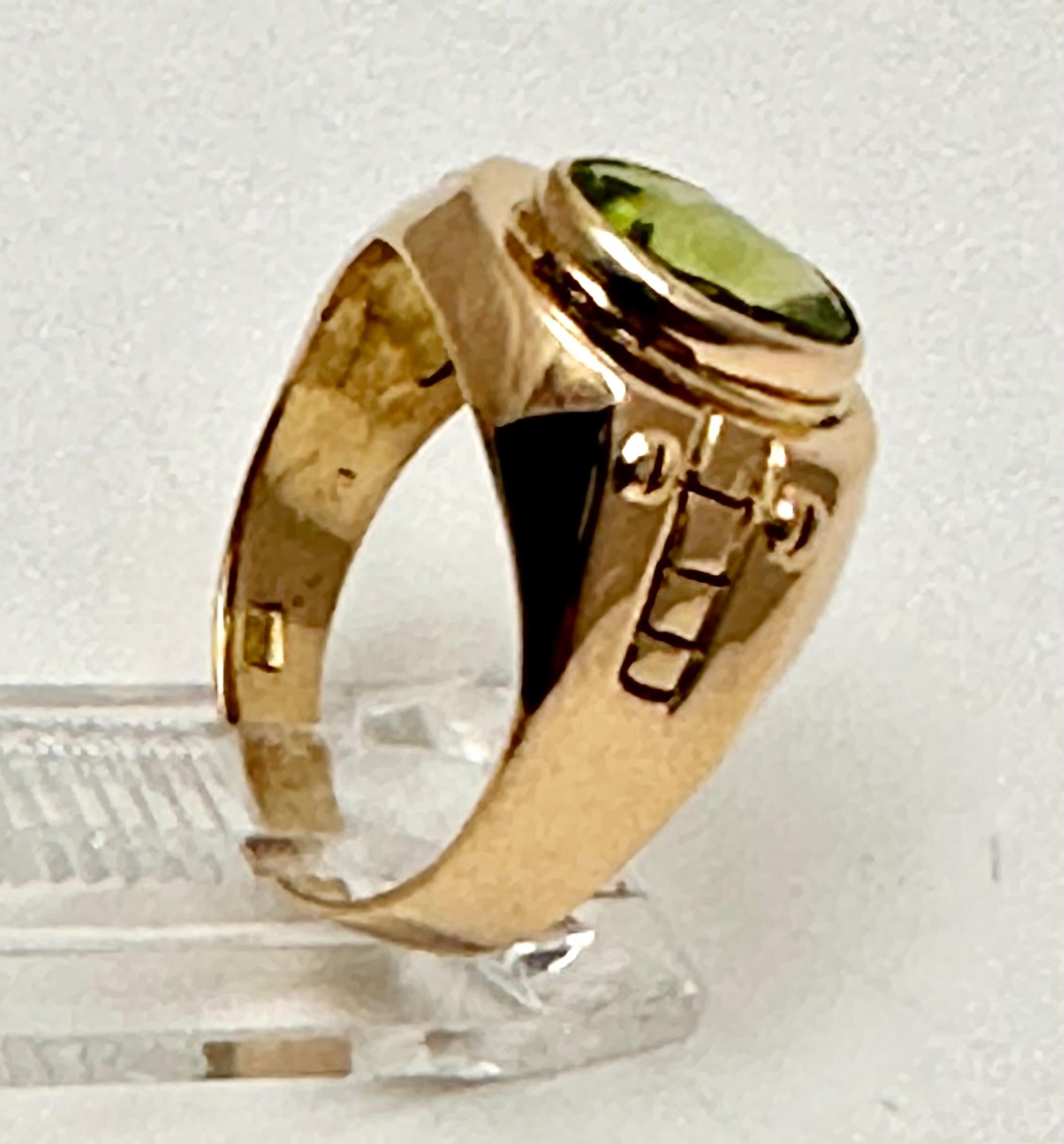 21kt Yellow Gold 8mm x 9mm Oval Peridot Ring Size 5 3/4 In Excellent Condition For Sale In Las Vegas, NV
