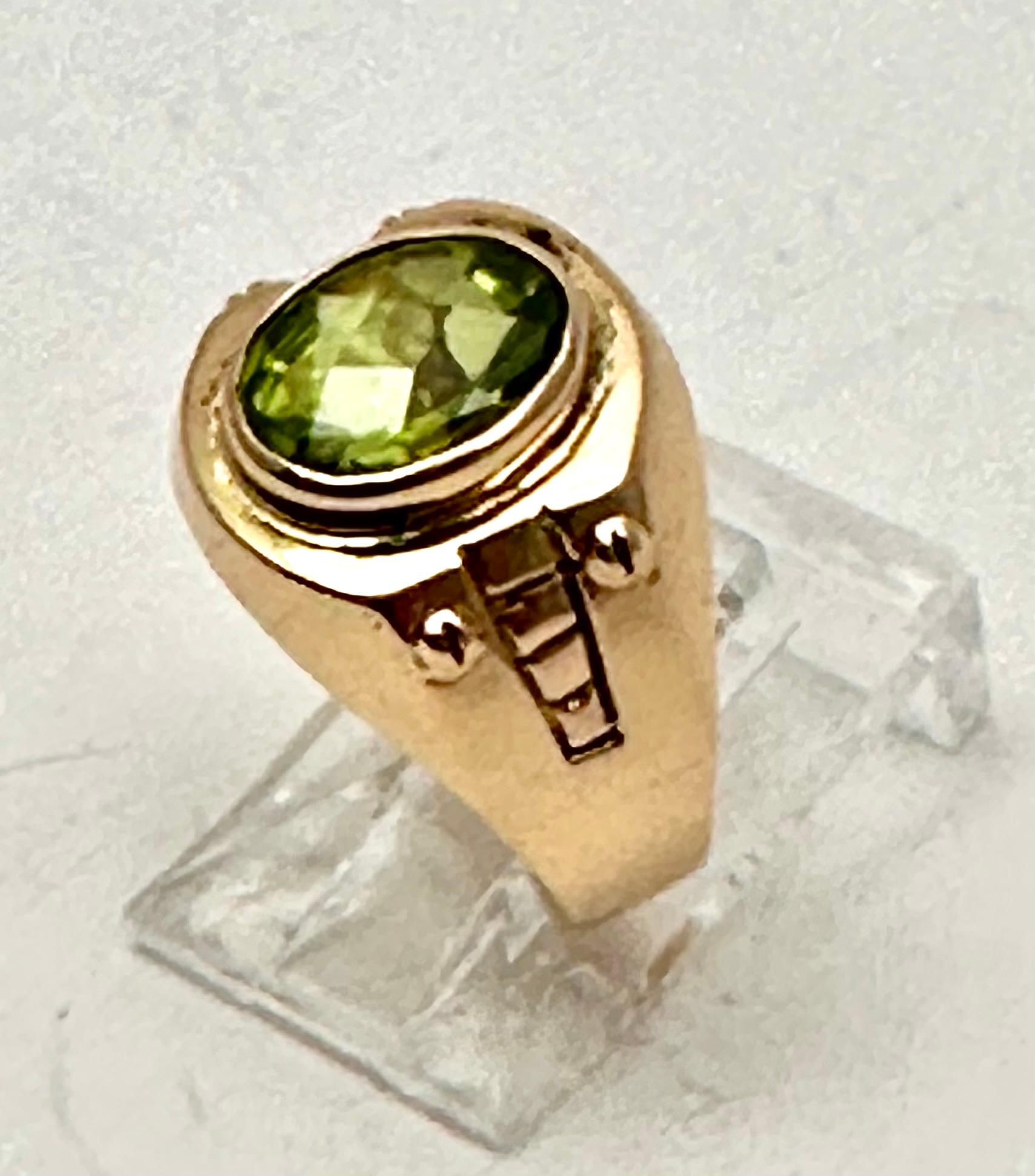 Women's or Men's 21kt Yellow Gold 8mm x 9mm Oval Peridot Ring Size 5 3/4 For Sale