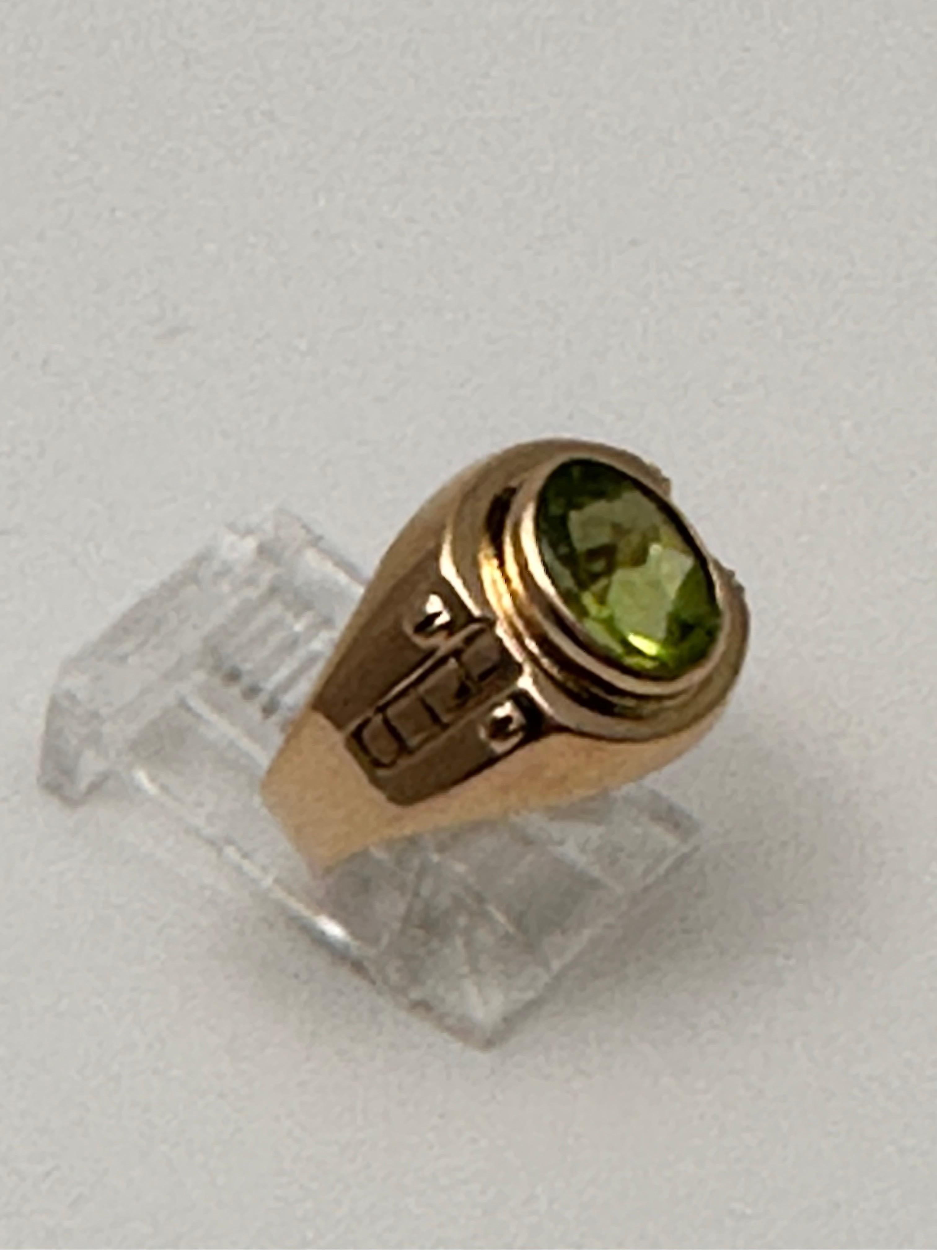 21kt Yellow Gold 8mm x 9mm Oval Peridot Ring Size 5 3/4 For Sale 1