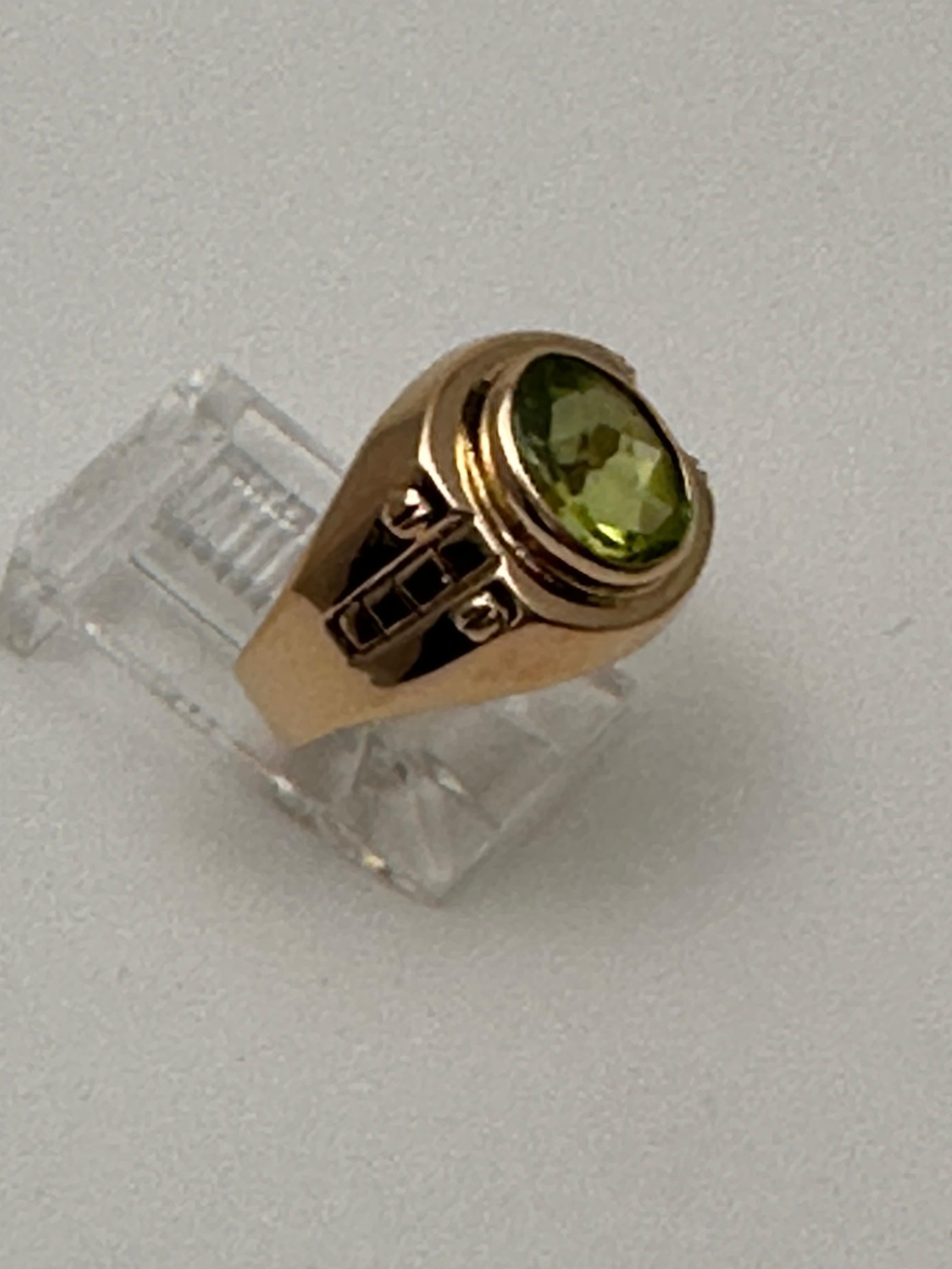 21kt Yellow Gold 8mm x 9mm Oval Peridot Ring Size 5 3/4 For Sale 2