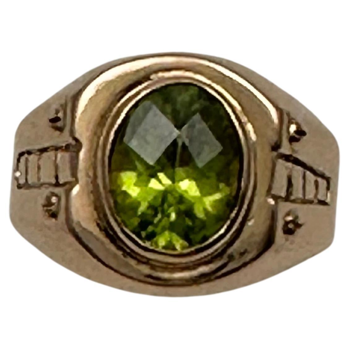 21kt Yellow Gold 8mm x 9mm Oval Peridot Ring Size 5 3/4 For Sale