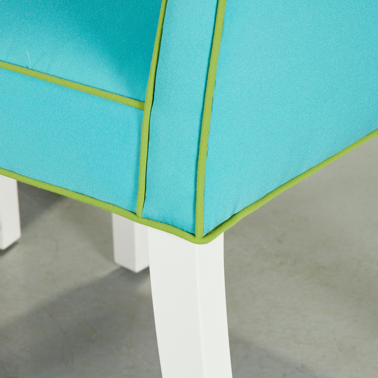 21. Jahrhundert. 4 farbenfrohe Designer Parsons-Esszimmerstühle mit kontrastierenden Paspelierungen (amerikanisch) im Angebot