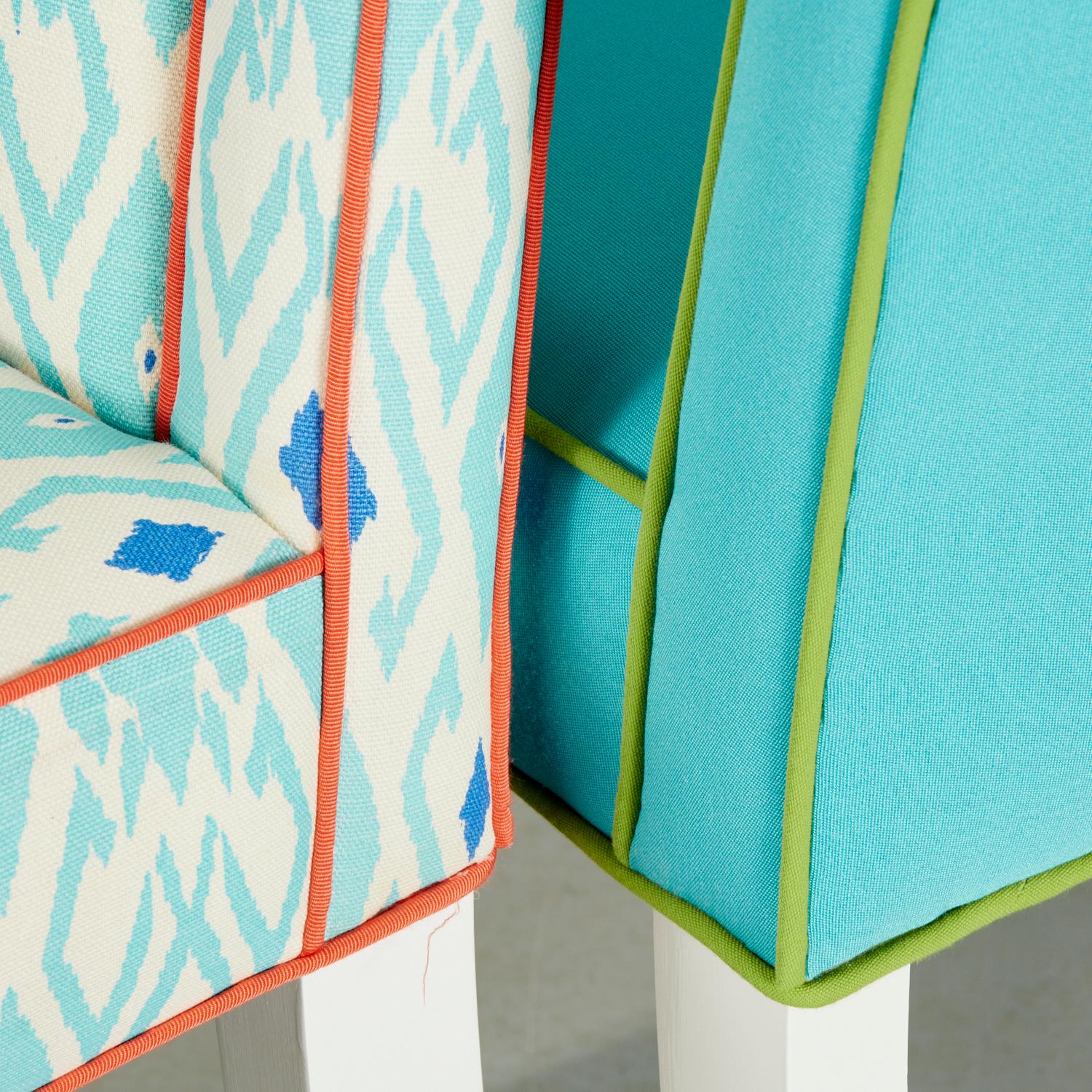 21. Jahrhundert. 4 farbenfrohe Designer Parsons-Esszimmerstühle mit kontrastierenden Paspelierungen (Lackiert) im Angebot
