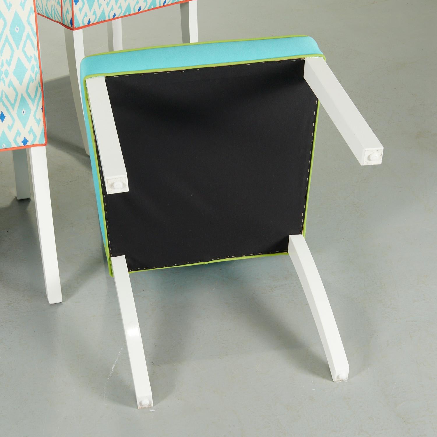 21. Jahrhundert. 4 farbenfrohe Designer Parsons-Esszimmerstühle mit kontrastierenden Paspelierungen (21. Jahrhundert und zeitgenössisch) im Angebot